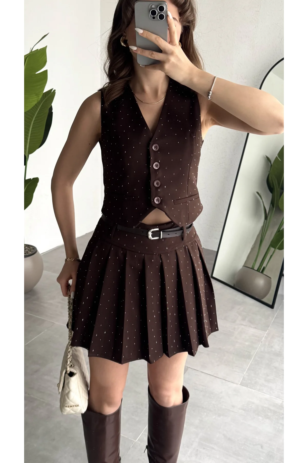 Kadın Kahverengi Pırıltı Taşlı Düğmeli Kolsuz Yelek Kemerli Pileli Mini Etek Takım