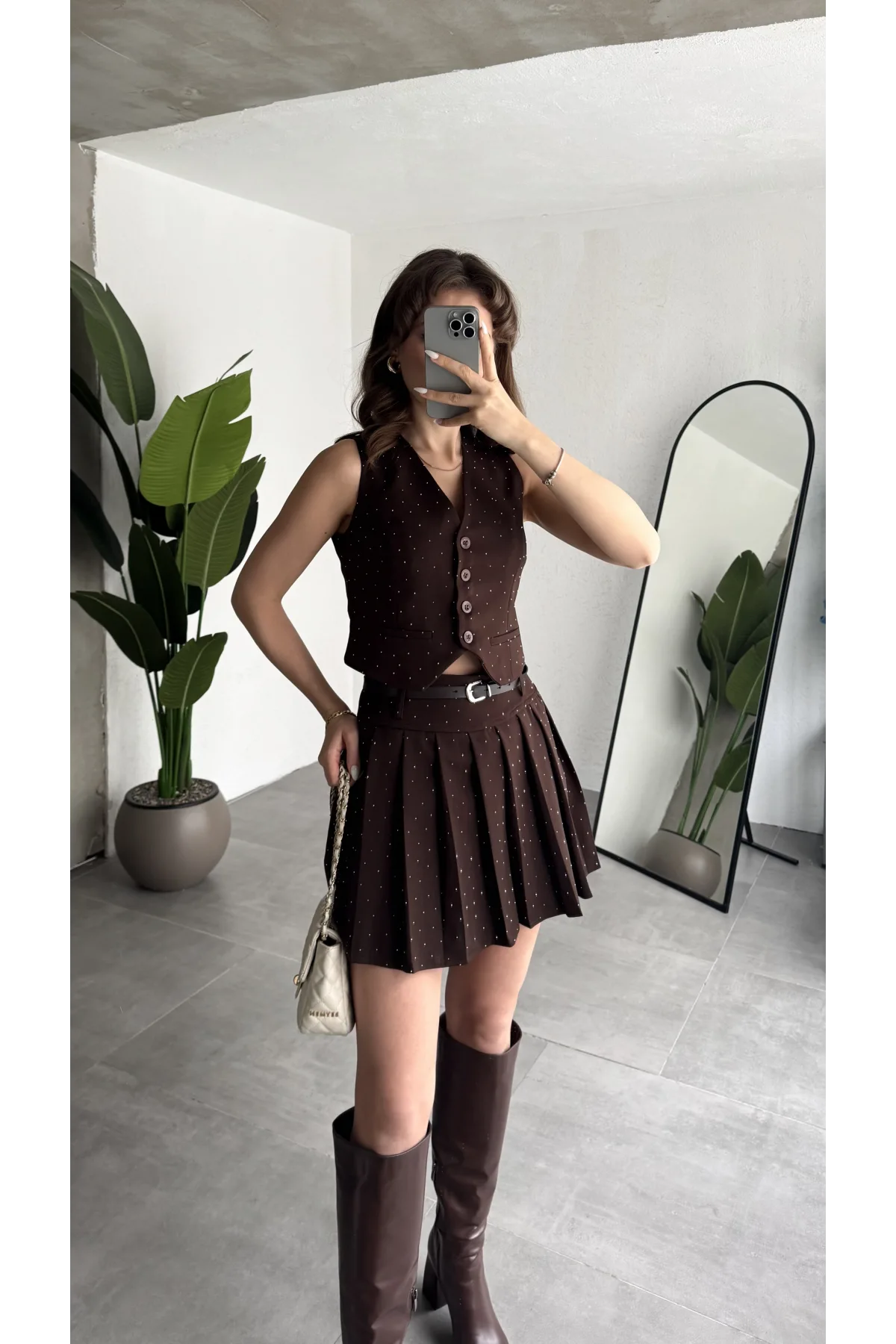 Kadın Kahverengi Pırıltı Taşlı Düğmeli Kolsuz Yelek Kemerli Pileli Mini Etek Takım