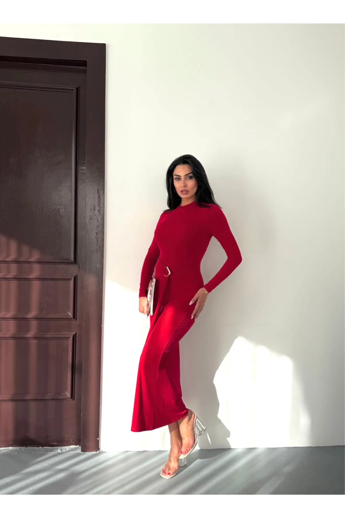 Kadın Kırmızı Bisiklet Yaka Gold Aksesuarlı Kuşaklı Uzun Boy Vucudu Saran Elbise