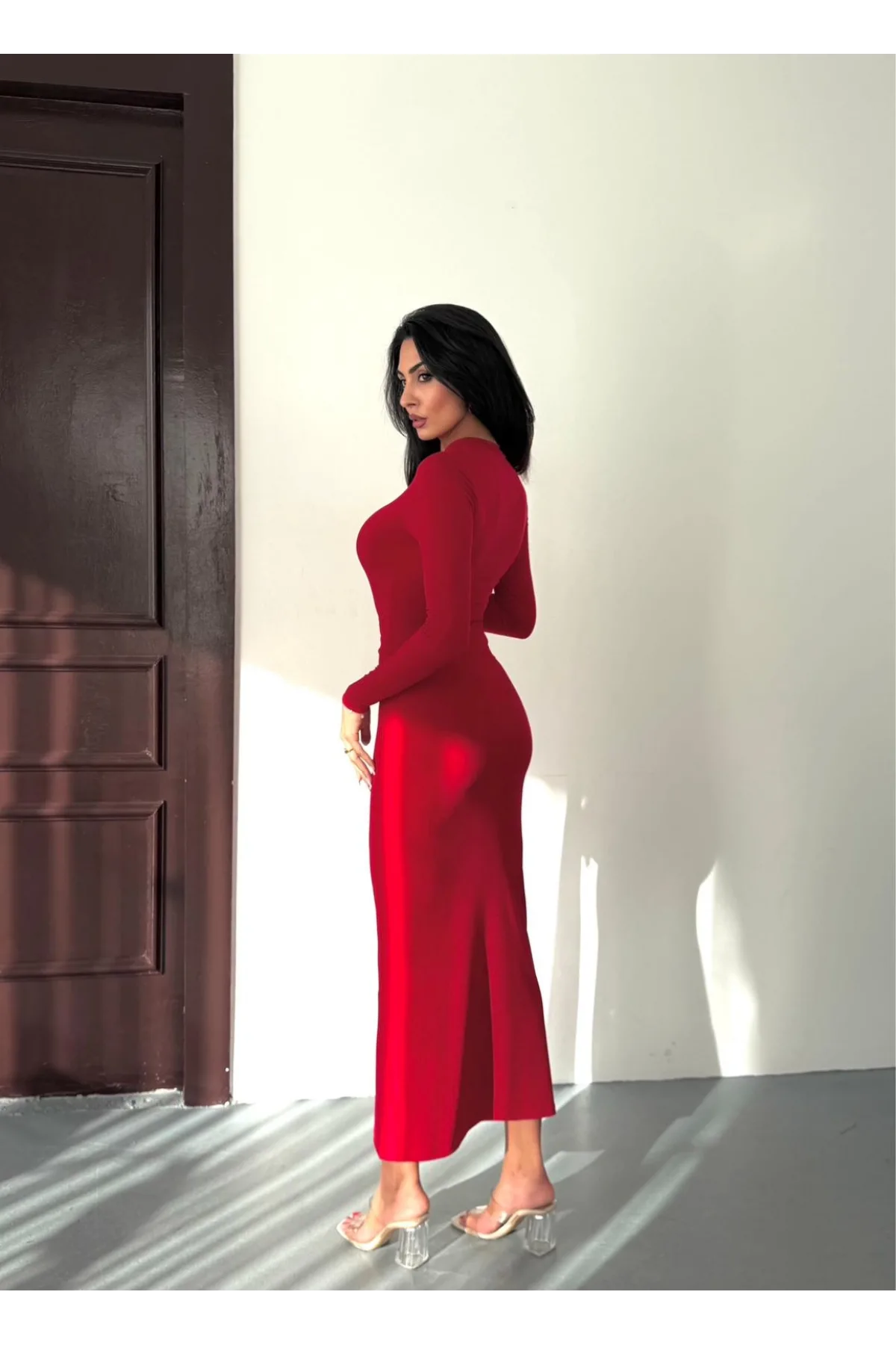 Kadın Kırmızı Bisiklet Yaka Gold Aksesuarlı Kuşaklı Uzun Boy Vucudu Saran Elbise