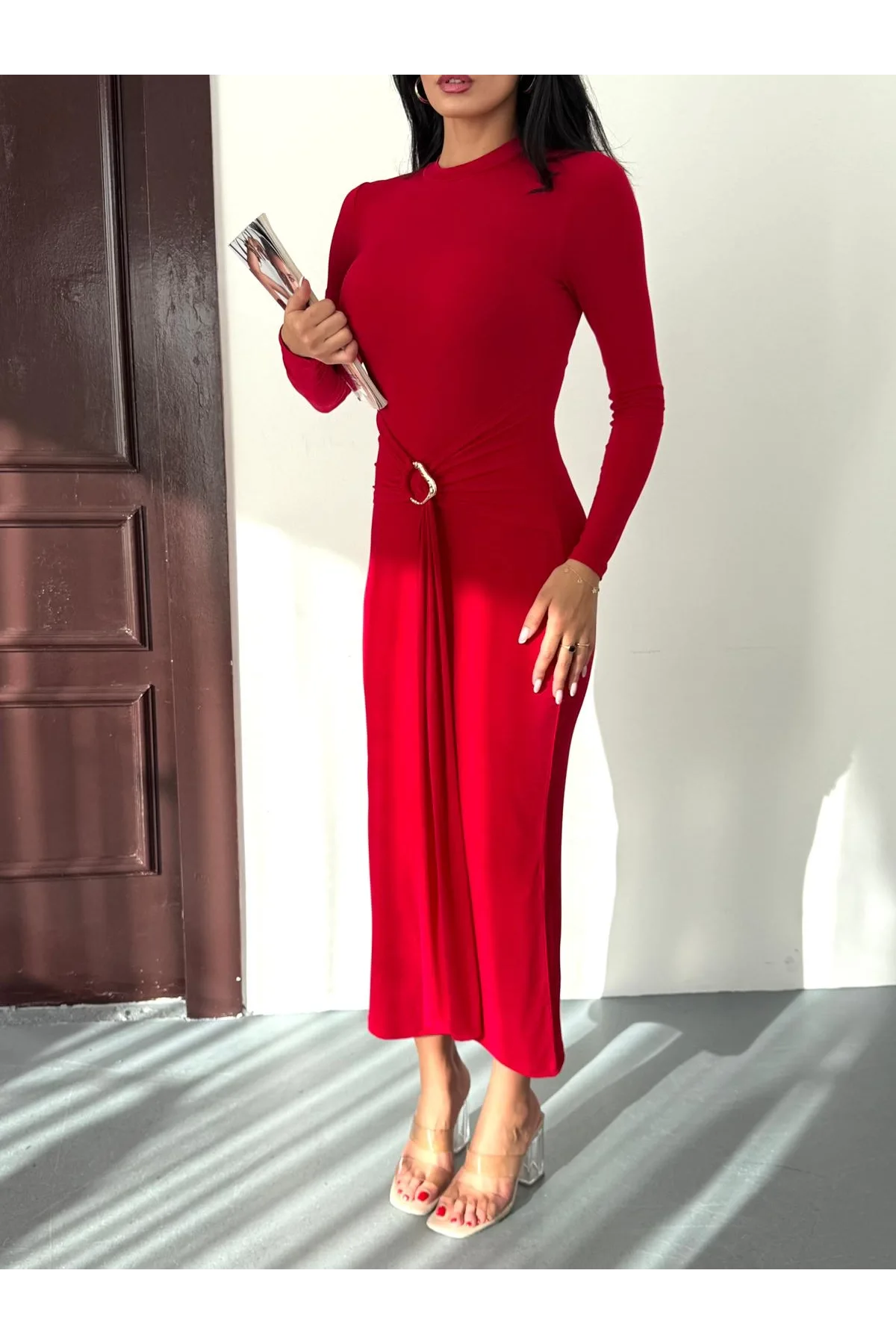 Kadın Kırmızı Bisiklet Yaka Gold Aksesuarlı Kuşaklı Uzun Boy Vucudu Saran Elbise