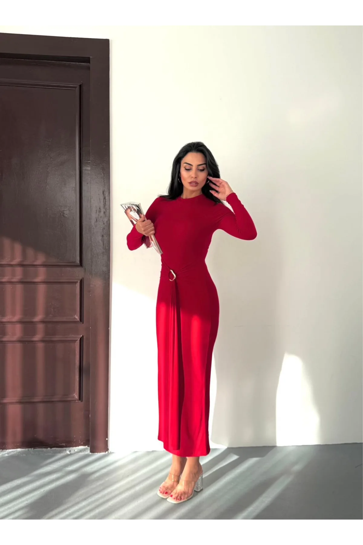 Kadın Kırmızı Bisiklet Yaka Gold Aksesuarlı Kuşaklı Uzun Boy Vucudu Saran Elbise