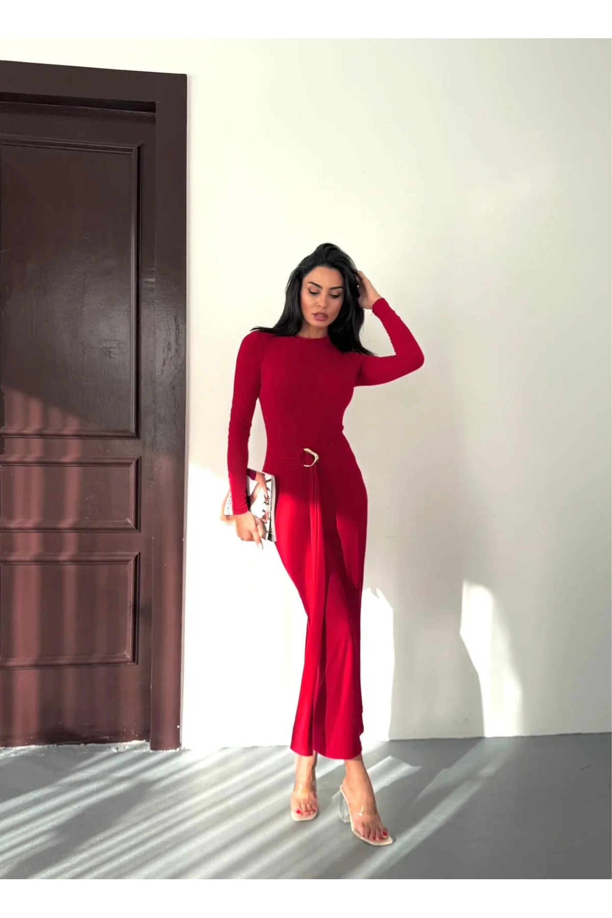 Kadın Kırmızı Bisiklet Yaka Gold Aksesuarlı Kuşaklı Uzun Boy Vucudu Saran Elbise