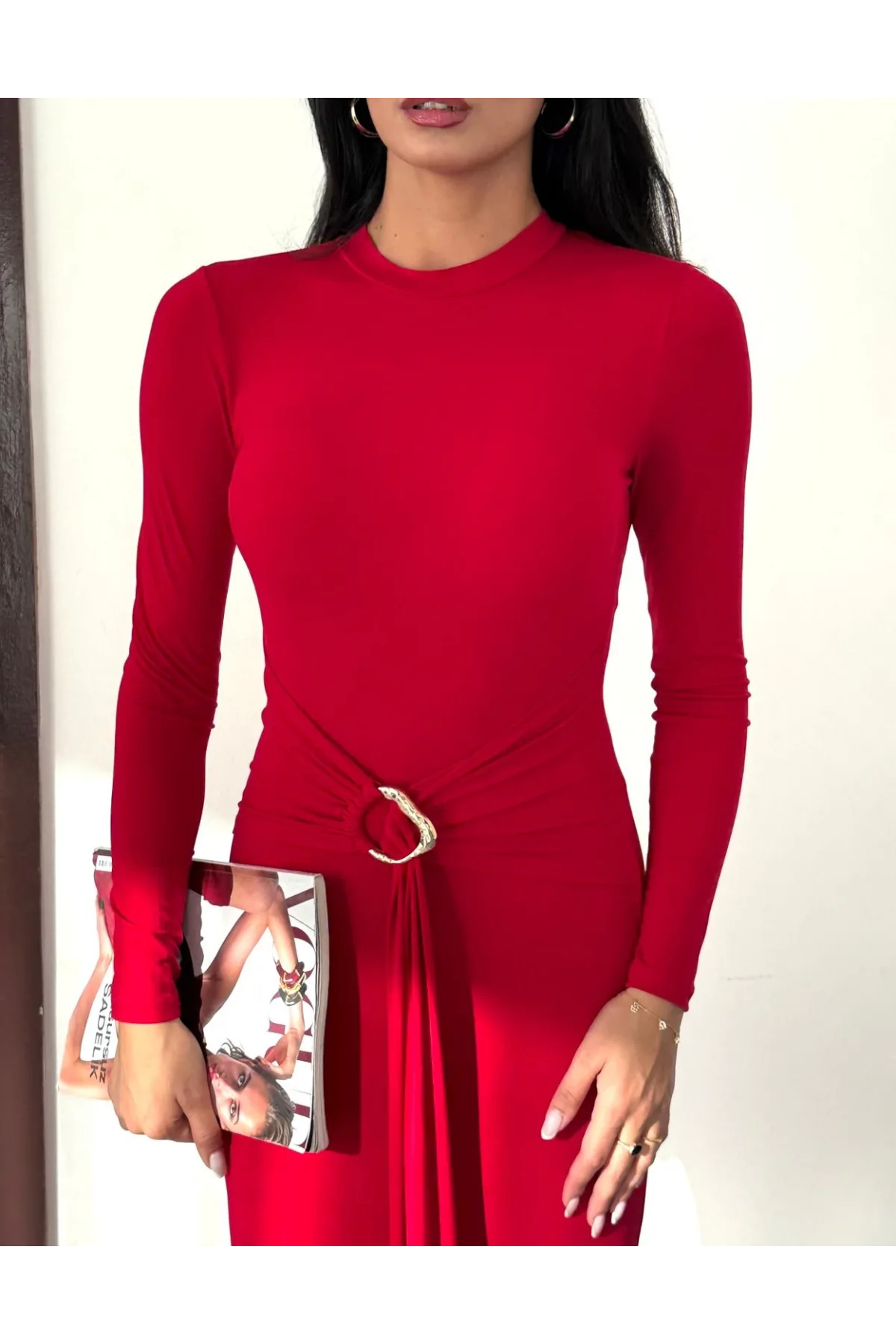 Kadın Kırmızı Bisiklet Yaka Gold Aksesuarlı Kuşaklı Uzun Boy Vucudu Saran Elbise