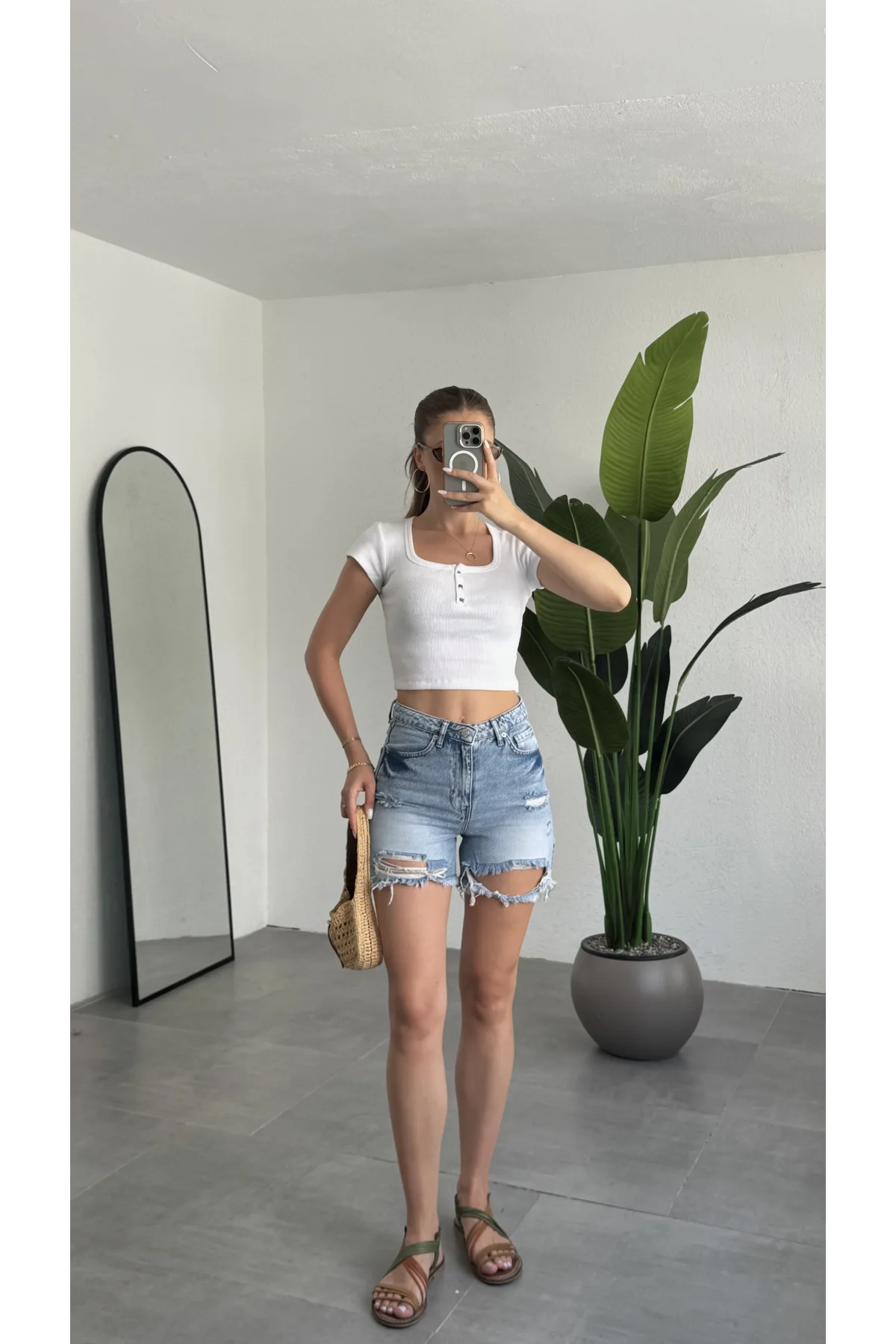 Kadın Mavi Yırtık Yüksek Bel Jean Şort – Basic Denim Şort Günlük Rahat Kalıp Yazlık Kot Şort