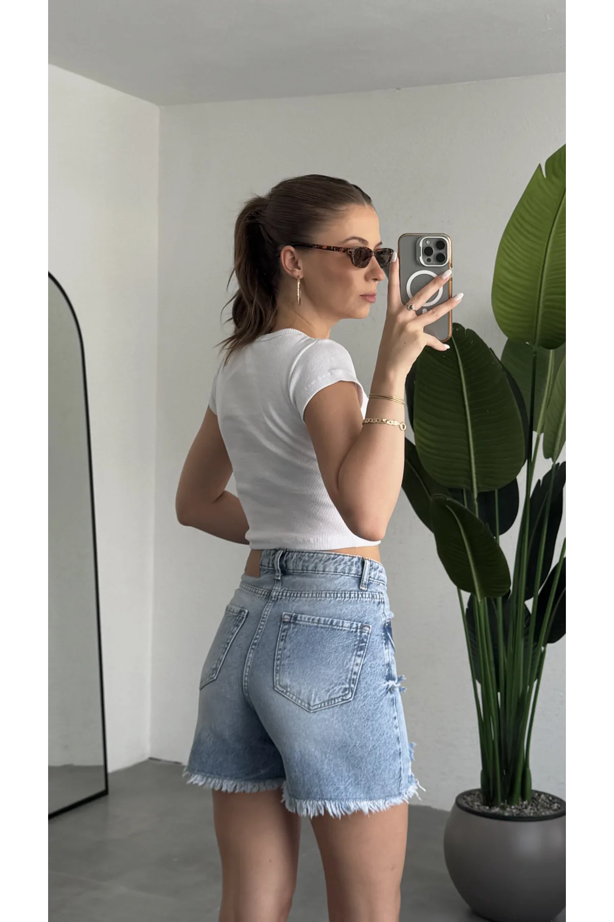 Kadın Mavi Yırtık Yüksek Bel Jean Şort – Basic Denim Şort Günlük Rahat Kalıp Yazlık Kot Şort