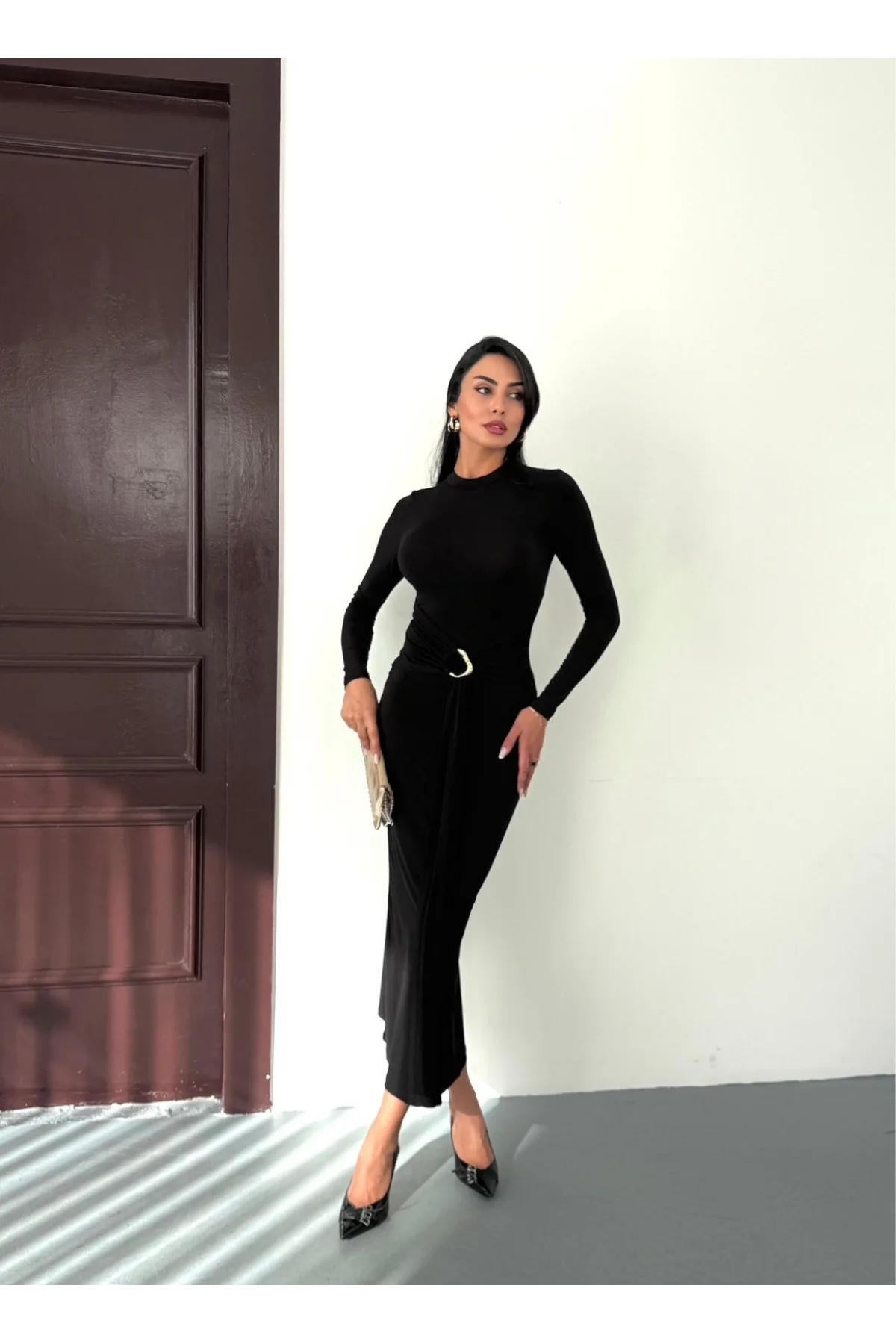 Kadın Siyah Bisiklet Yaka Gold Aksesuarlı Kuşaklı Uzun Boy Vucudu Saran Elbise