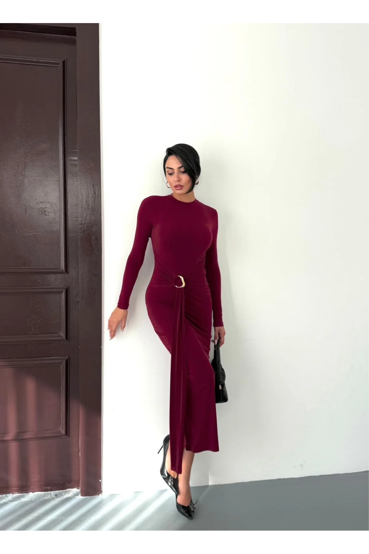 Kadın Bordo Bisiklet Yaka Gold Aksesuarlı Kuşaklı Uzun Boy Vucudu Saran Elbise
