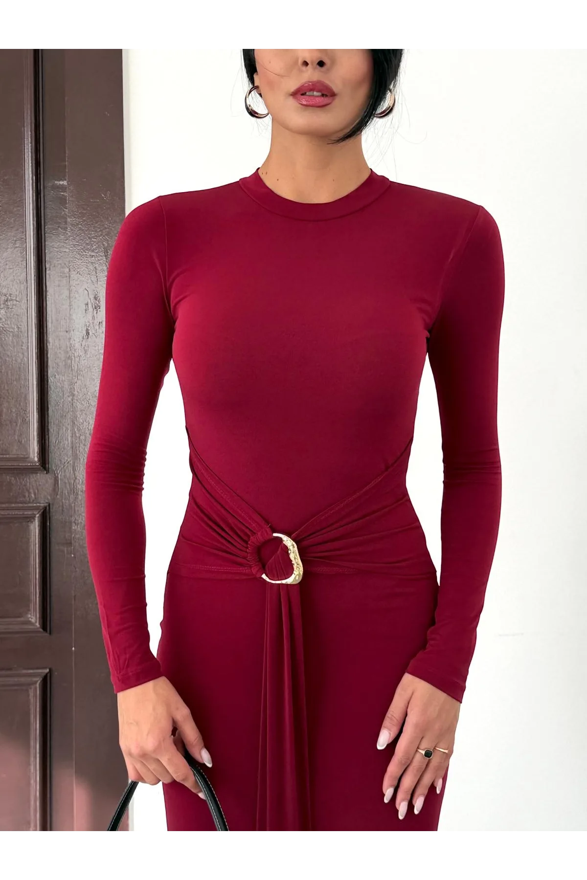 Kadın Bordo Bisiklet Yaka Gold Aksesuarlı Kuşaklı Uzun Boy Vucudu Saran Elbise