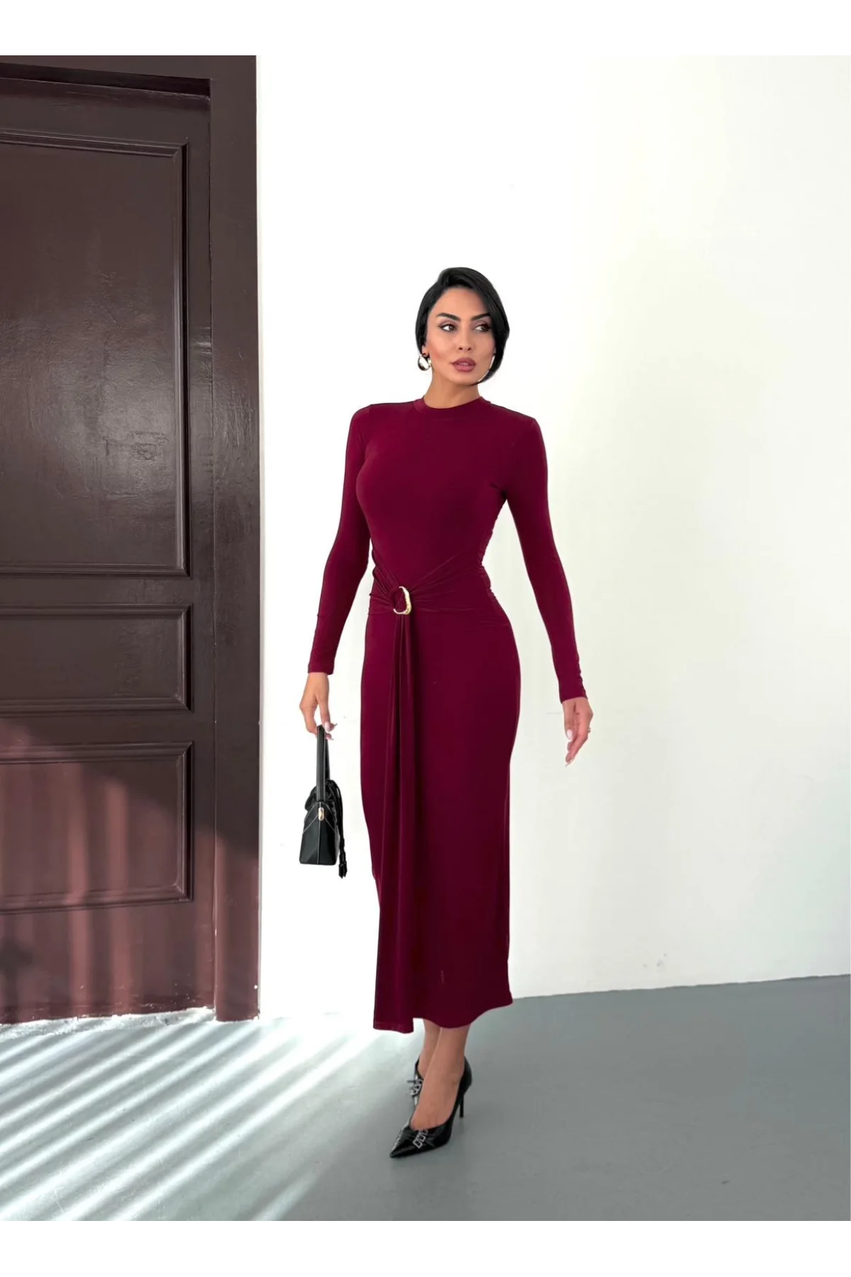 Kadın Bordo Bisiklet Yaka Gold Aksesuarlı Kuşaklı Uzun Boy Vucudu Saran Elbise