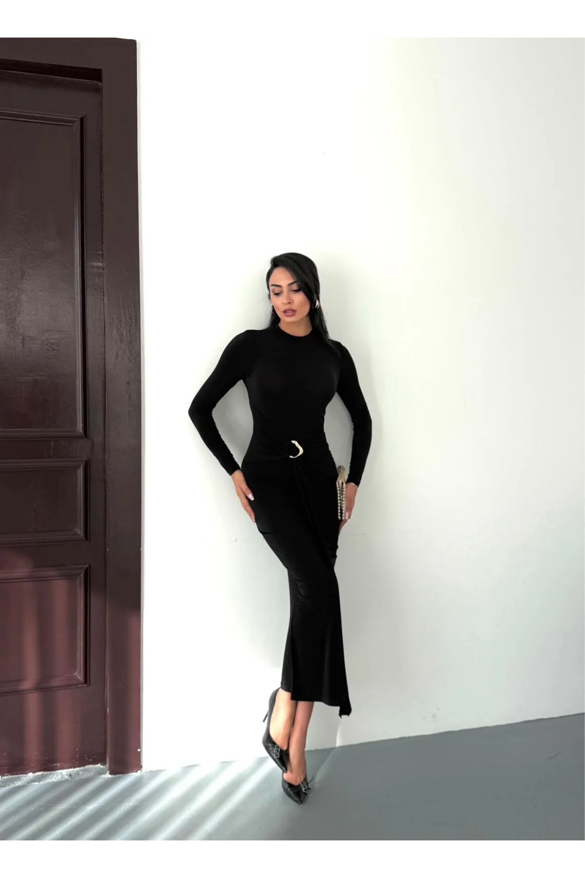Kadın Siyah Bisiklet Yaka Gold Aksesuarlı Kuşaklı Uzun Boy Vucudu Saran Elbise