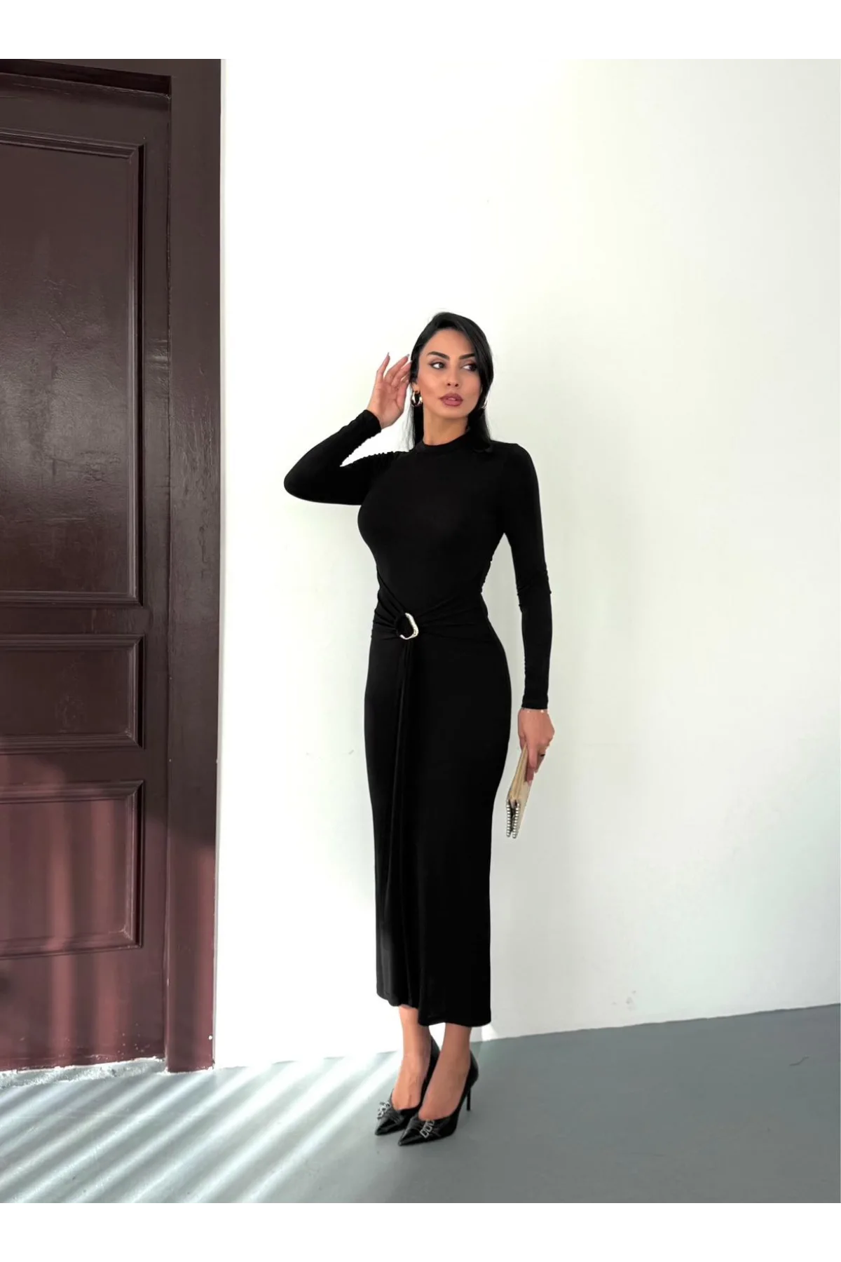 Kadın Siyah Bisiklet Yaka Gold Aksesuarlı Kuşaklı Uzun Boy Vucudu Saran Elbise