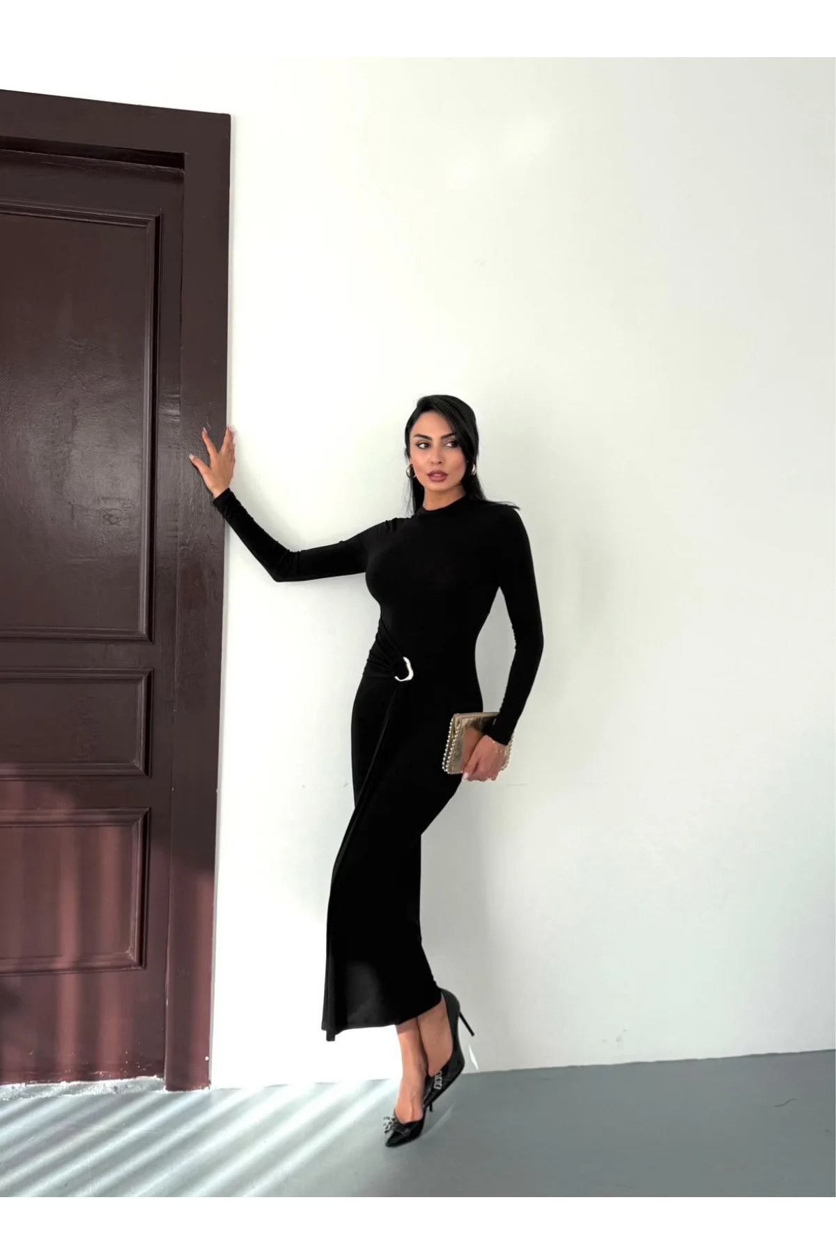 Kadın Siyah Bisiklet Yaka Gold Aksesuarlı Kuşaklı Uzun Boy Vucudu Saran Elbise