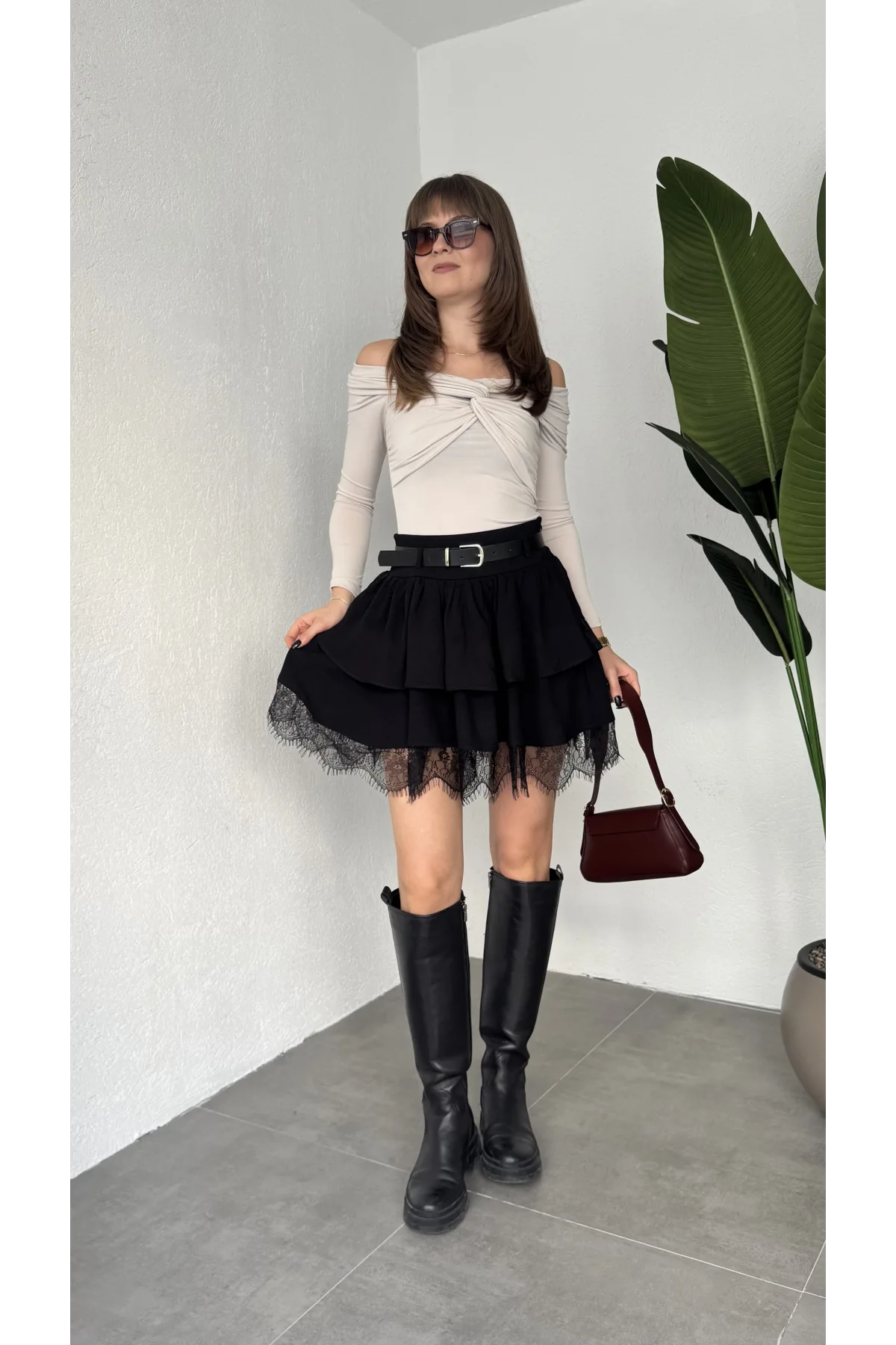 Kadın Siyah Dantel Detaylı Fırfırlı Mini Etek Kemerli