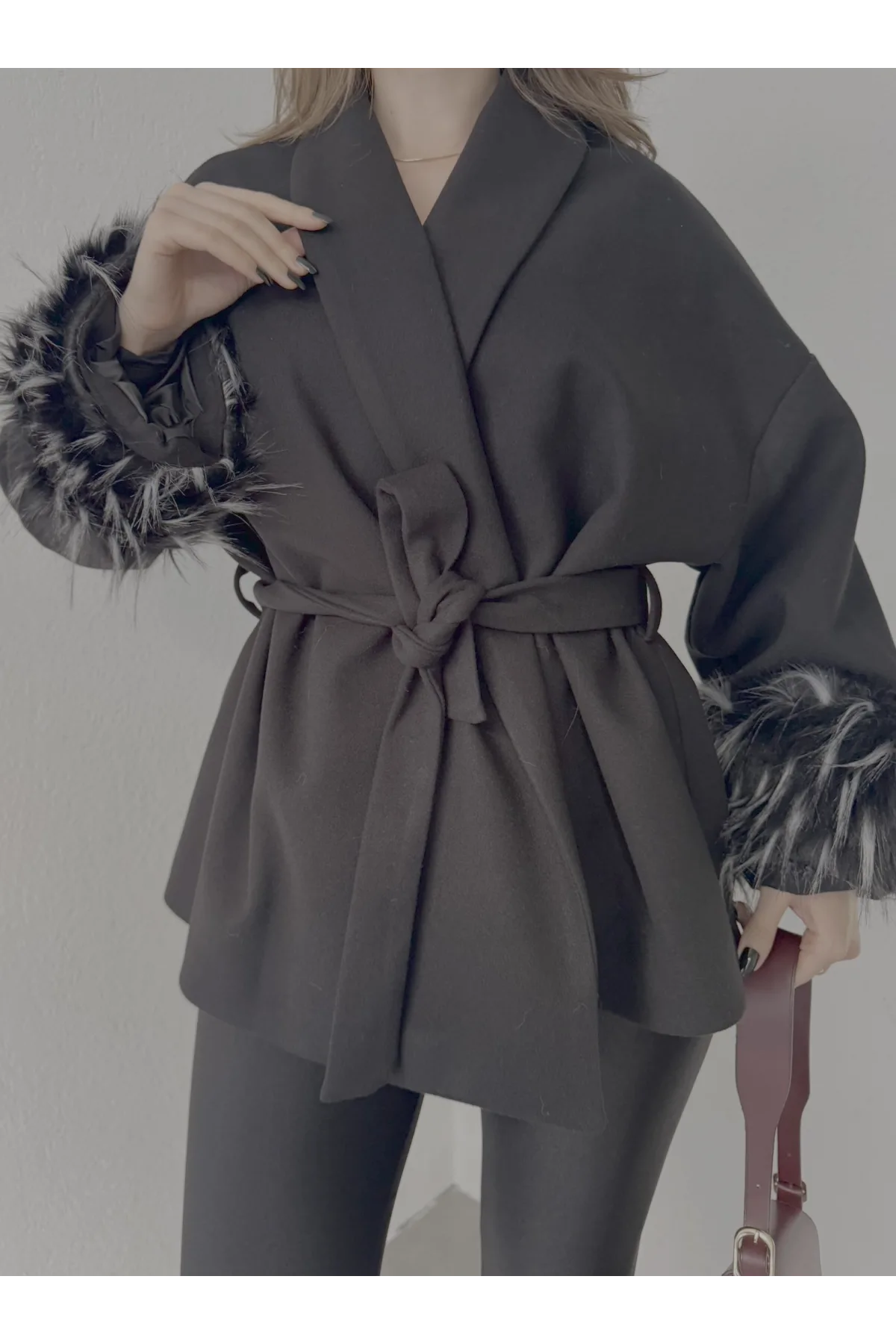 Kadın Siyah Kemerli Kolları Kürk Detaylı Kaşe Kaban Kışlık