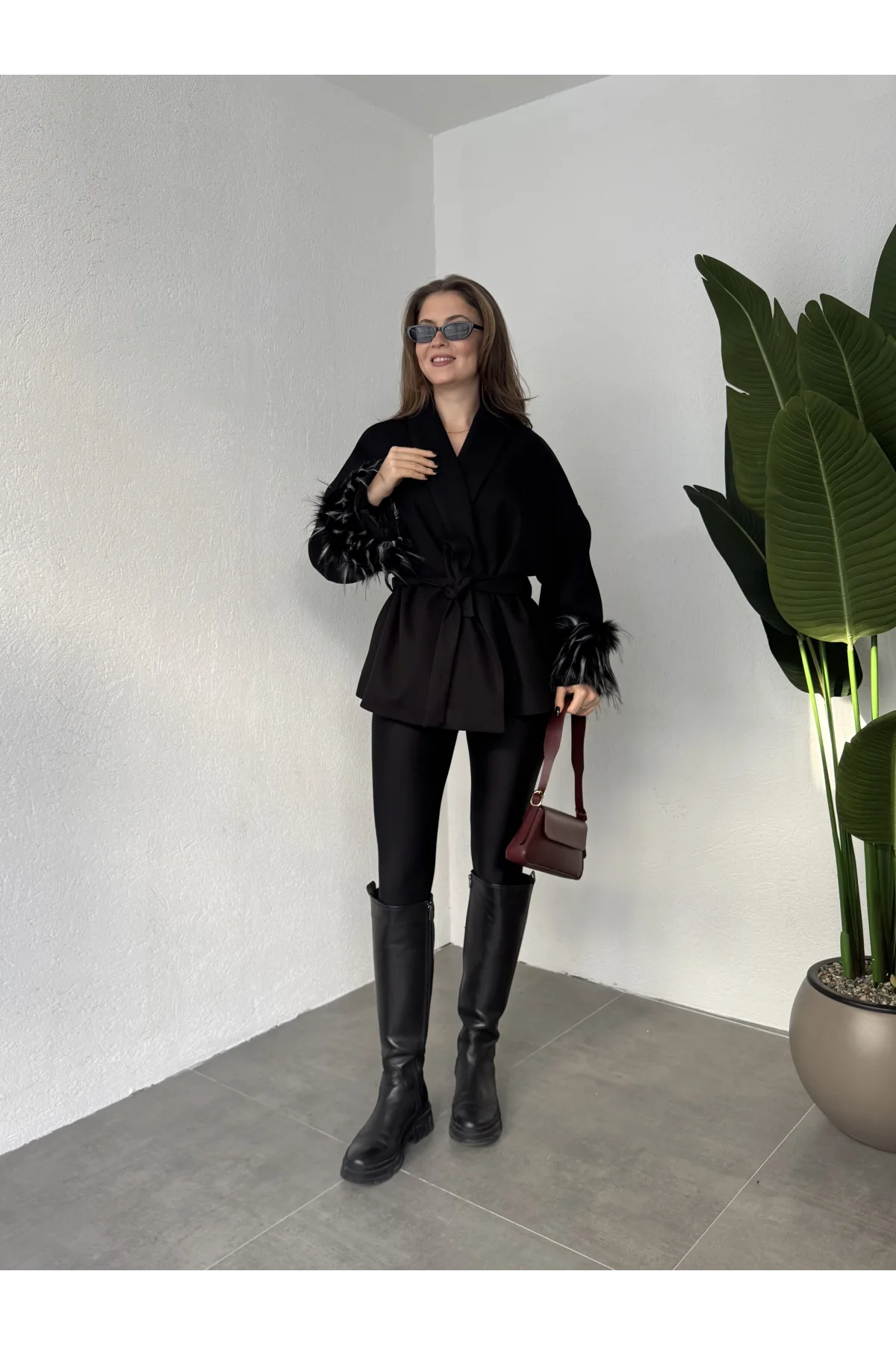 Kadın Siyah Kemerli Kolları Kürk Detaylı Kaşe Kaban Kışlık