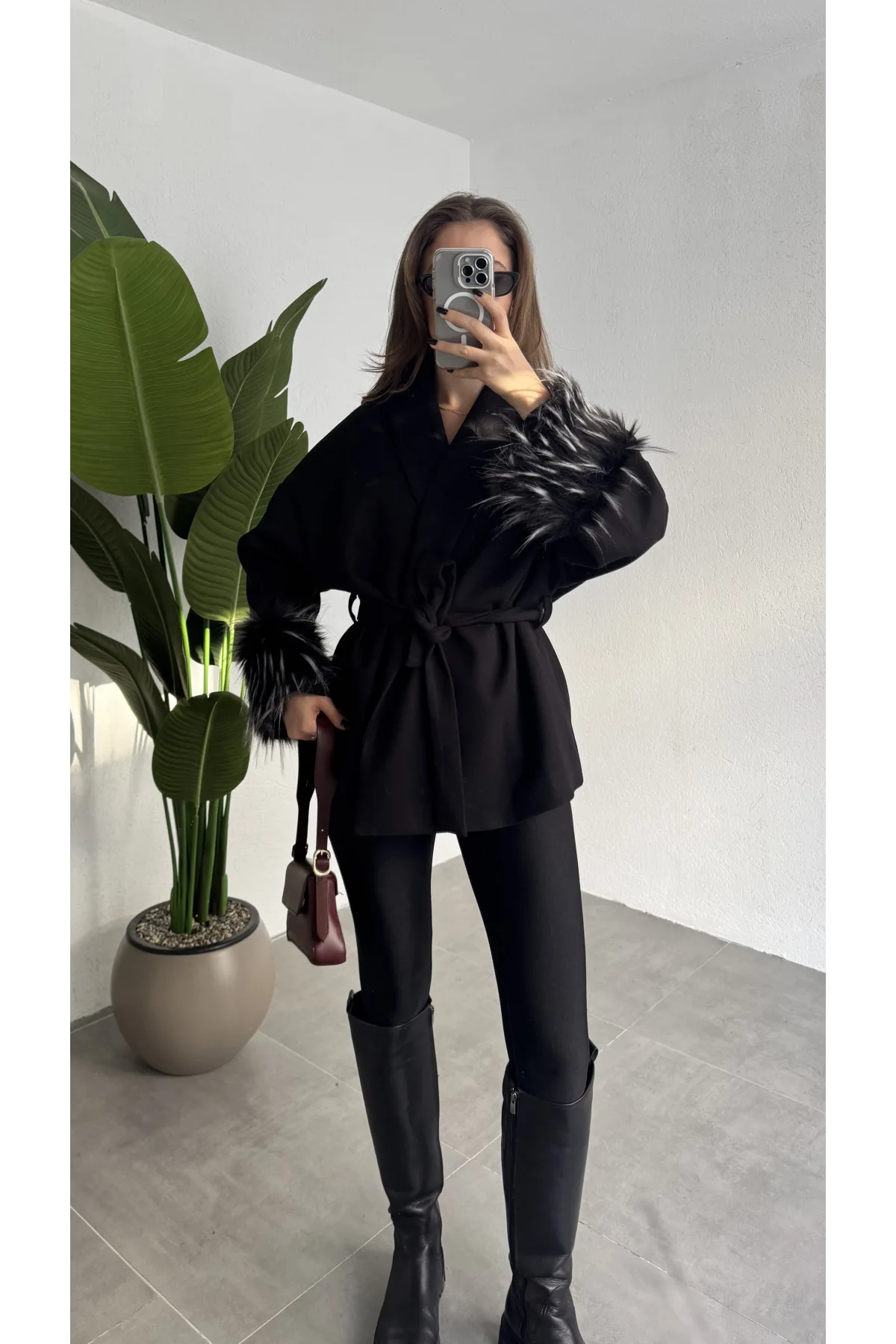 Kadın Siyah Kemerli Kolları Kürk Detaylı Kaşe Kaban Kışlık