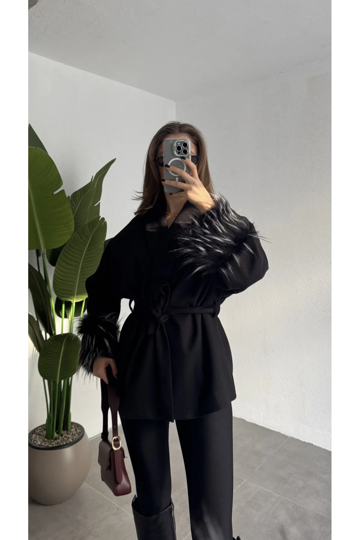 Kadın Siyah Kemerli Kolları Kürk Detaylı Kaşe Kaban Kışlık
