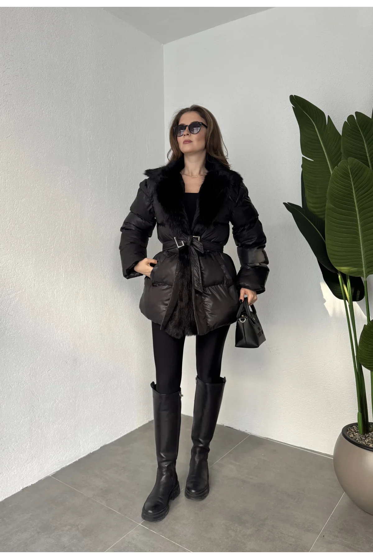 Kadın Siyah Kemerli Kürk Yaka Şişme Mont Krem Kışlık