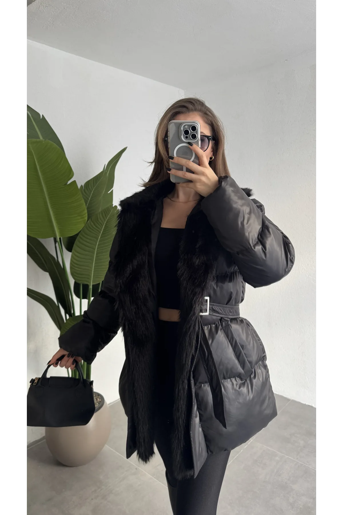 Kadın Siyah Kemerli Kürk Yaka Şişme Mont Krem Kışlık