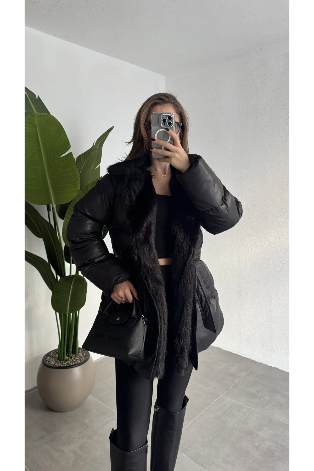 Kadın Siyah Kemerli Kürk Yaka Şişme Mont Krem Kışlık