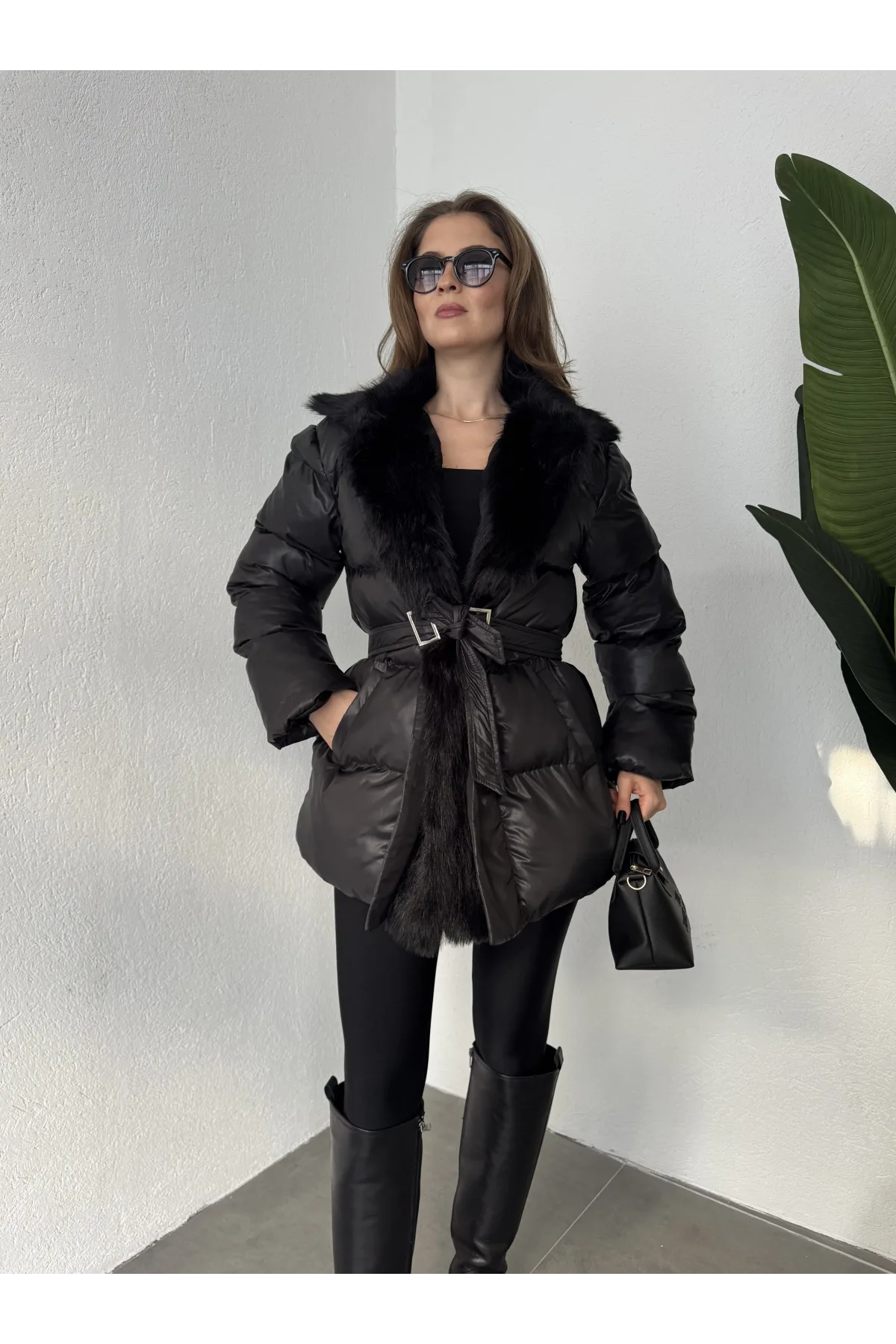 Kadın Siyah Kemerli Kürk Yaka Şişme Mont Krem Kışlık