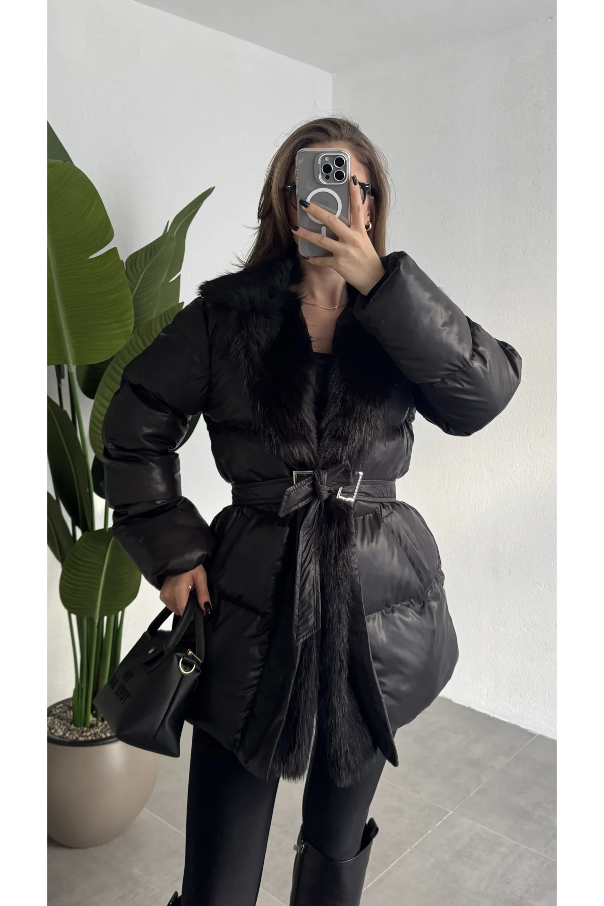 Kadın Siyah Kemerli Kürk Yaka Şişme Mont Krem Kışlık