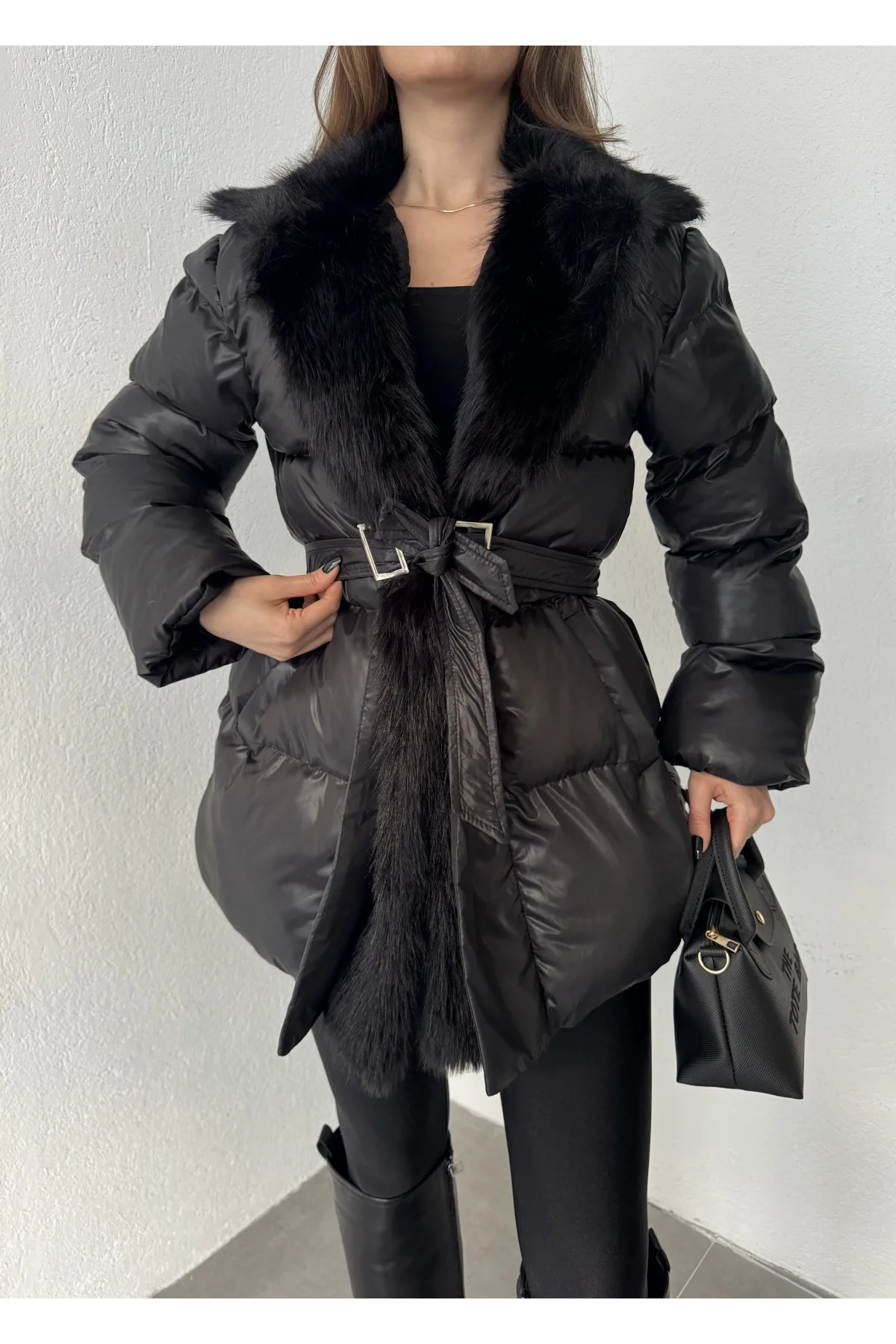 Kadın Siyah Kemerli Kürk Yaka Şişme Mont Krem Kışlık