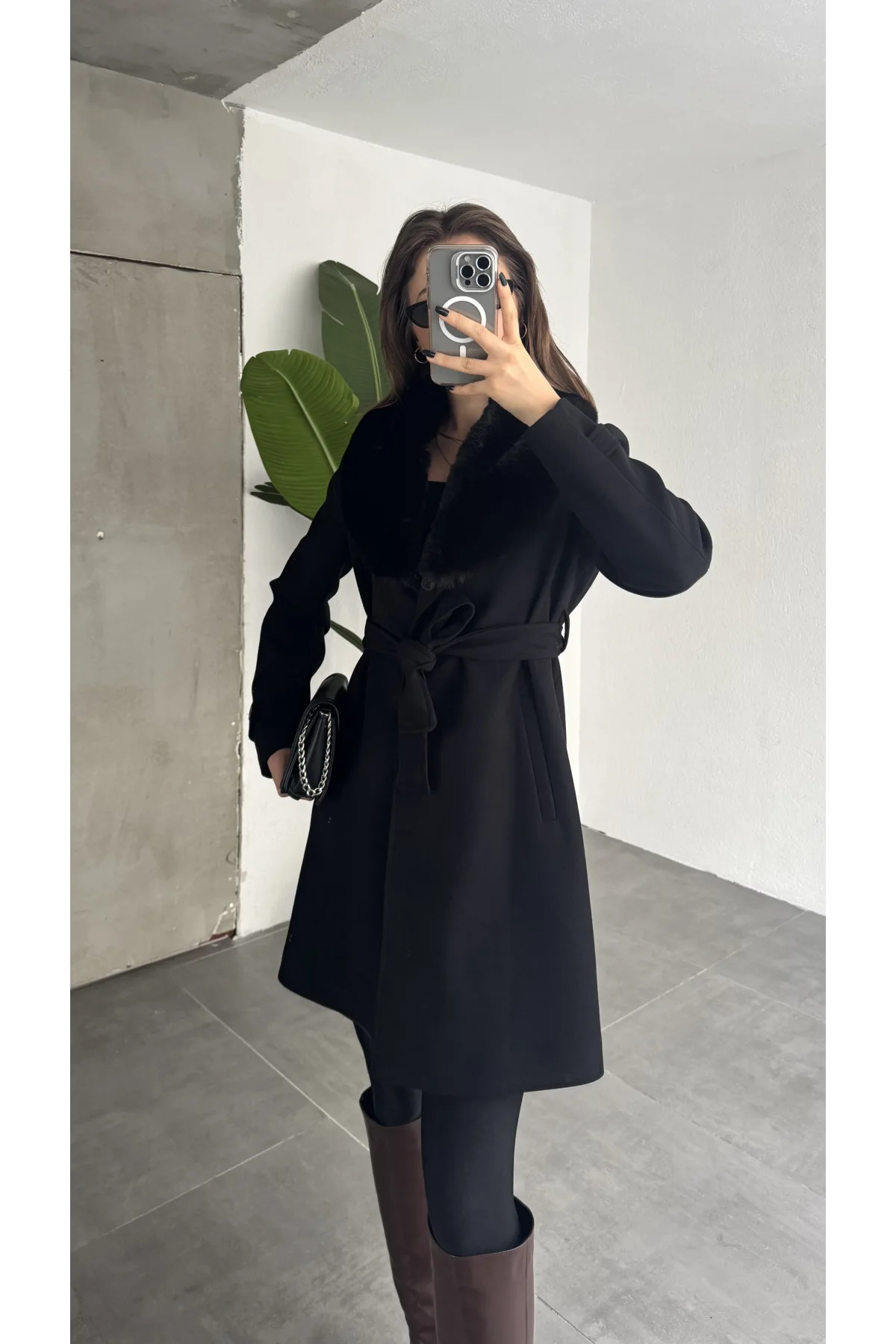 Kadın Siyah Kuşaklı Kürk Yakalı Kaşe Kaban