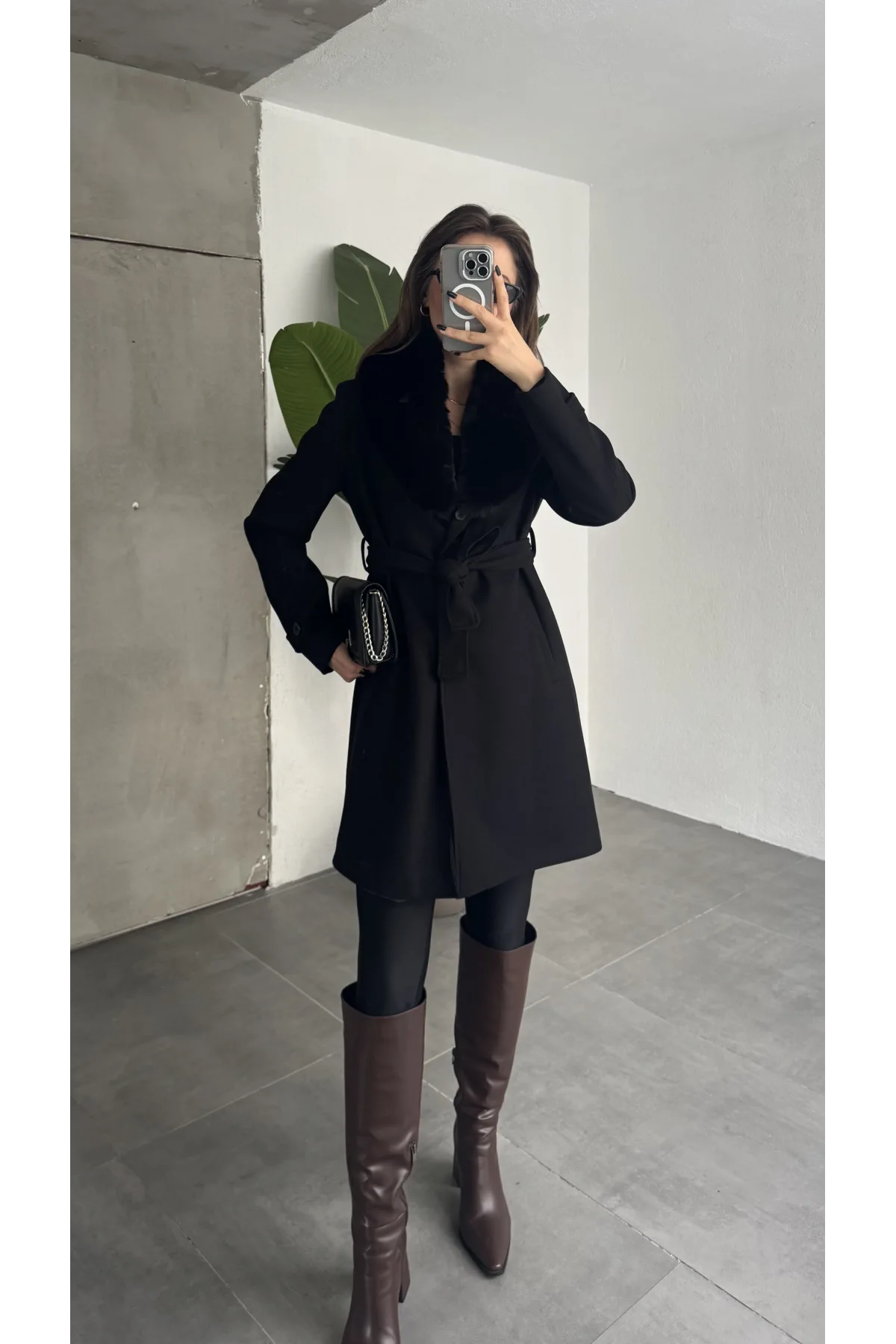 Kadın Siyah Kuşaklı Kürk Yakalı Kaşe Kaban