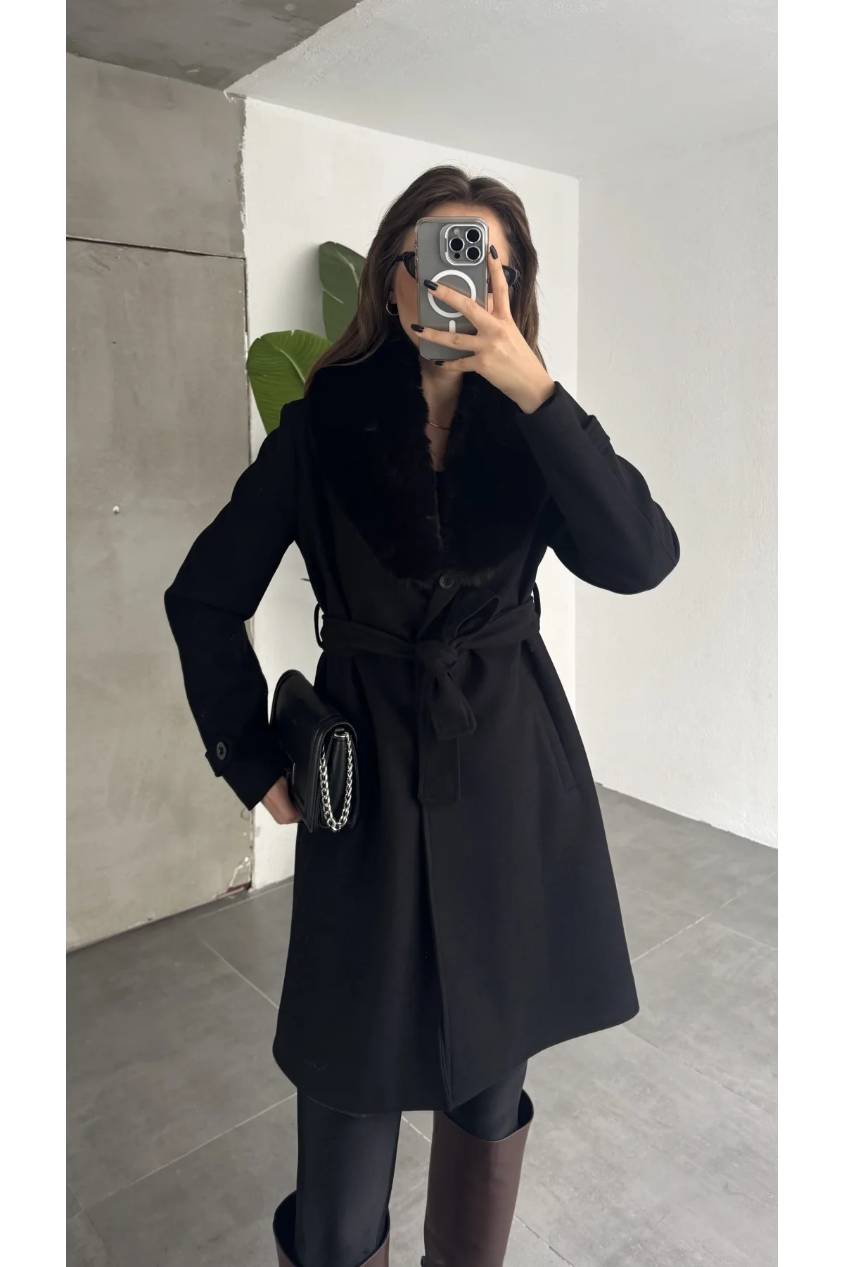 Kadın Siyah Kuşaklı Kürk Yakalı Kaşe Kaban