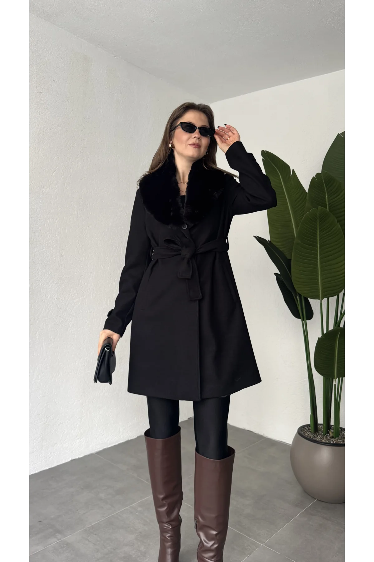 Kadın Siyah Kuşaklı Kürk Yakalı Kaşe Kaban