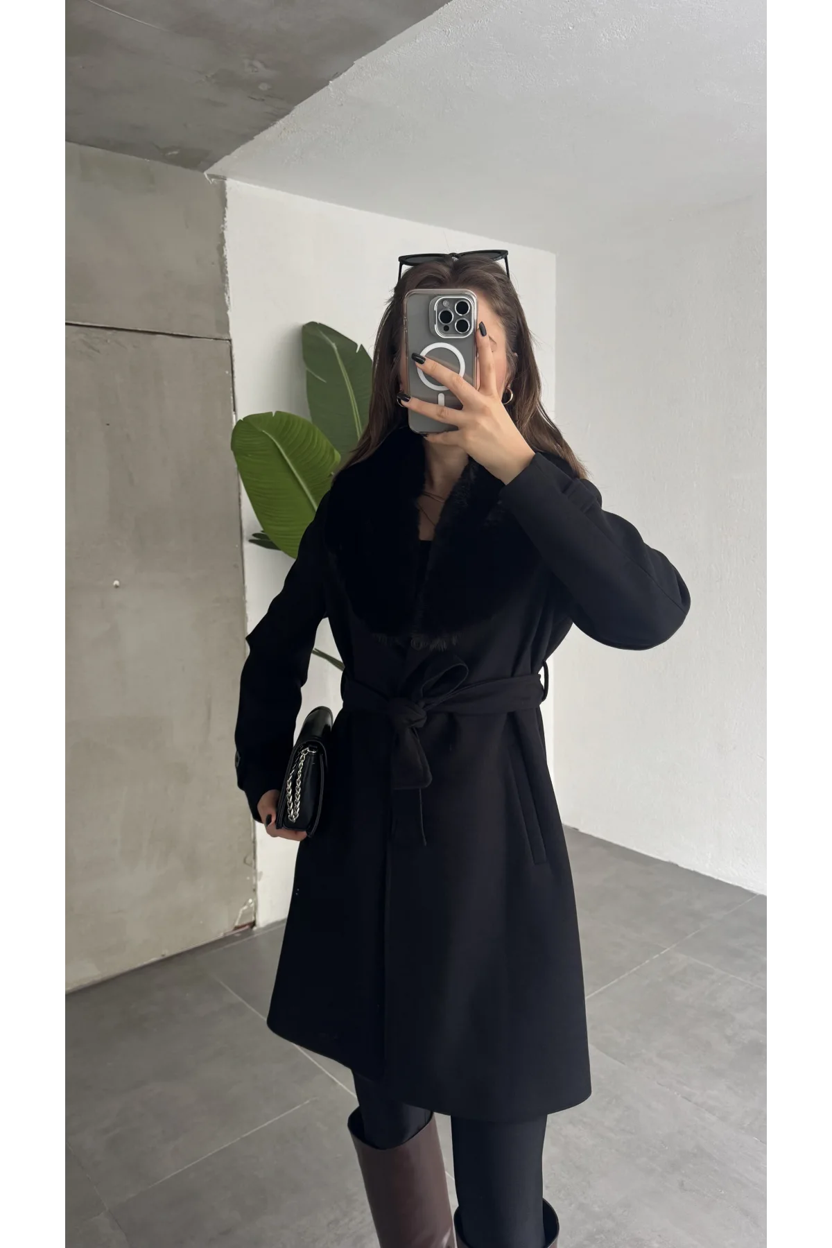 Kadın Siyah Kuşaklı Kürk Yakalı Kaşe Kaban