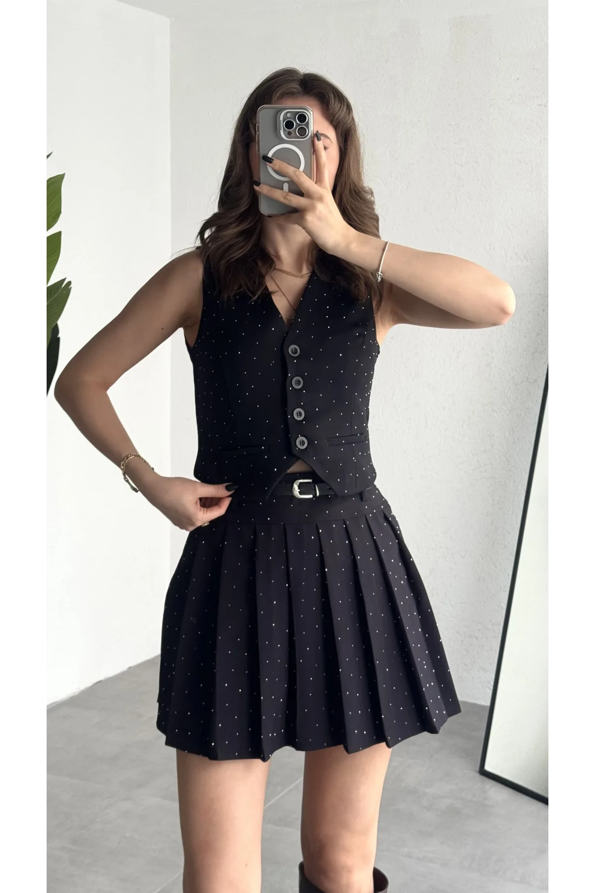 Kadın Siyah Pırıltı Taşlı Düğmeli Kolsuz Yelek Kemerli Pileli Mini Etek Takım