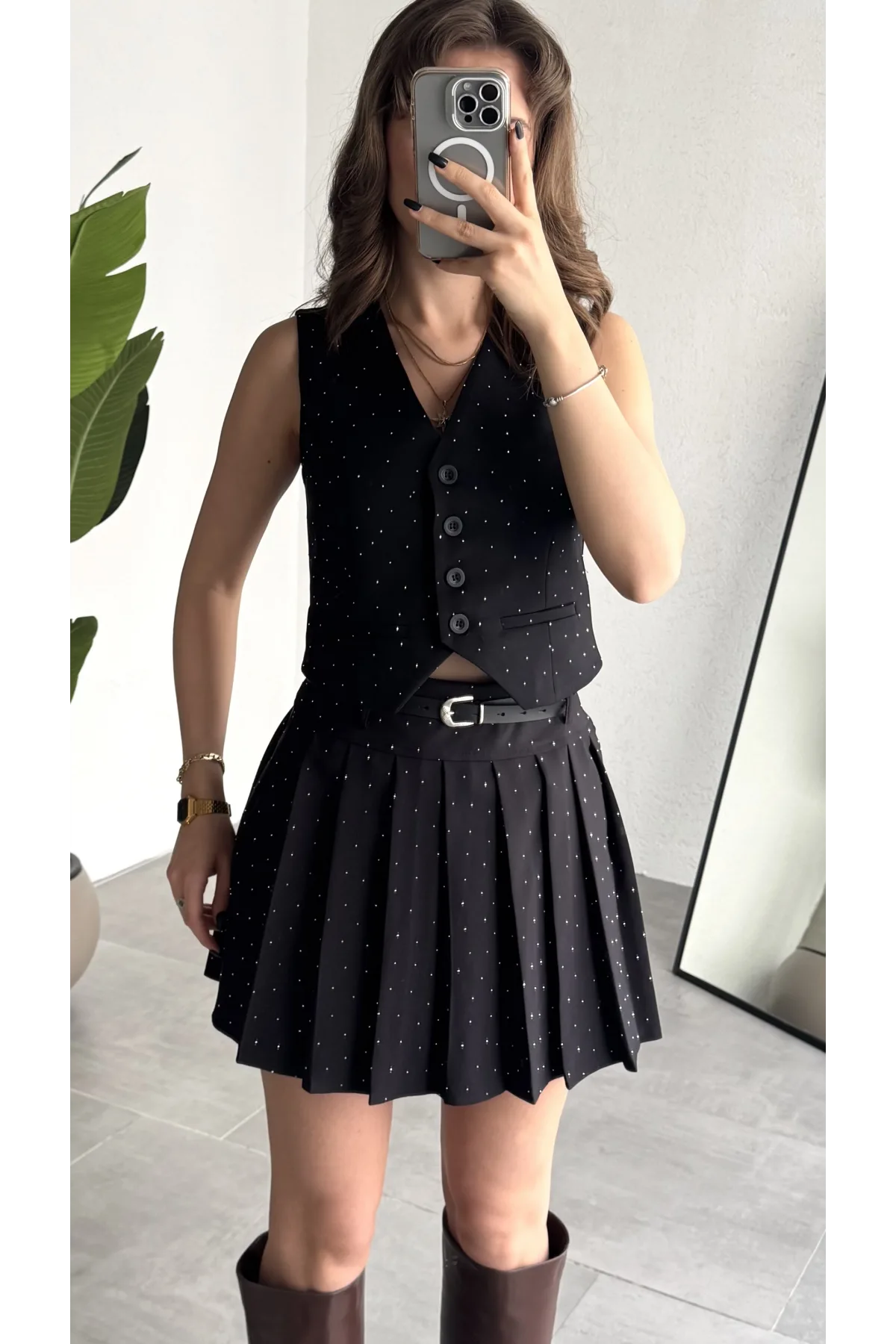 Kadın Siyah Pırıltı Taşlı Düğmeli Kolsuz Yelek Kemerli Pileli Mini Etek Takım