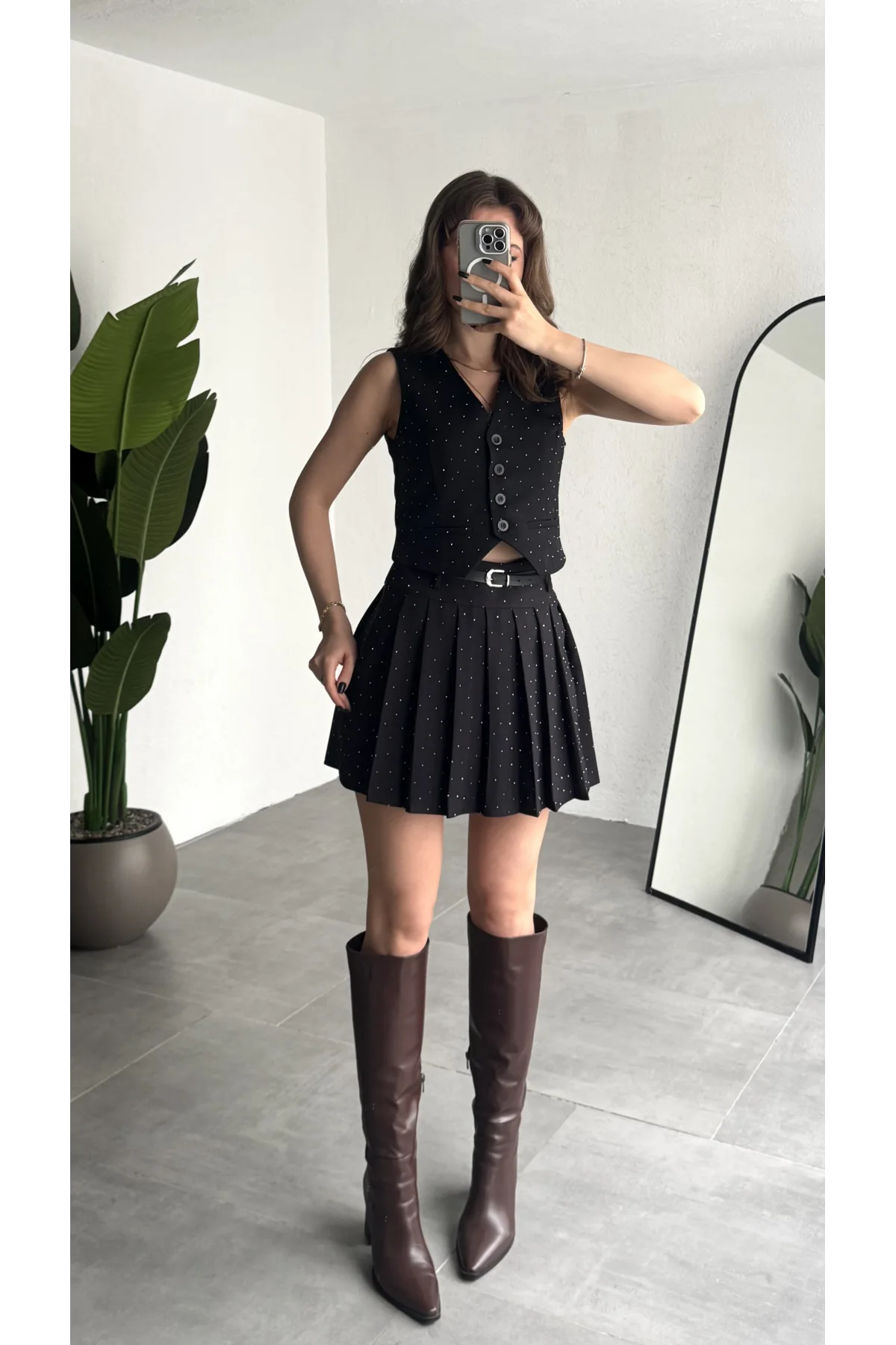 Kadın Siyah Pırıltı Taşlı Düğmeli Kolsuz Yelek Kemerli Pileli Mini Etek Takım