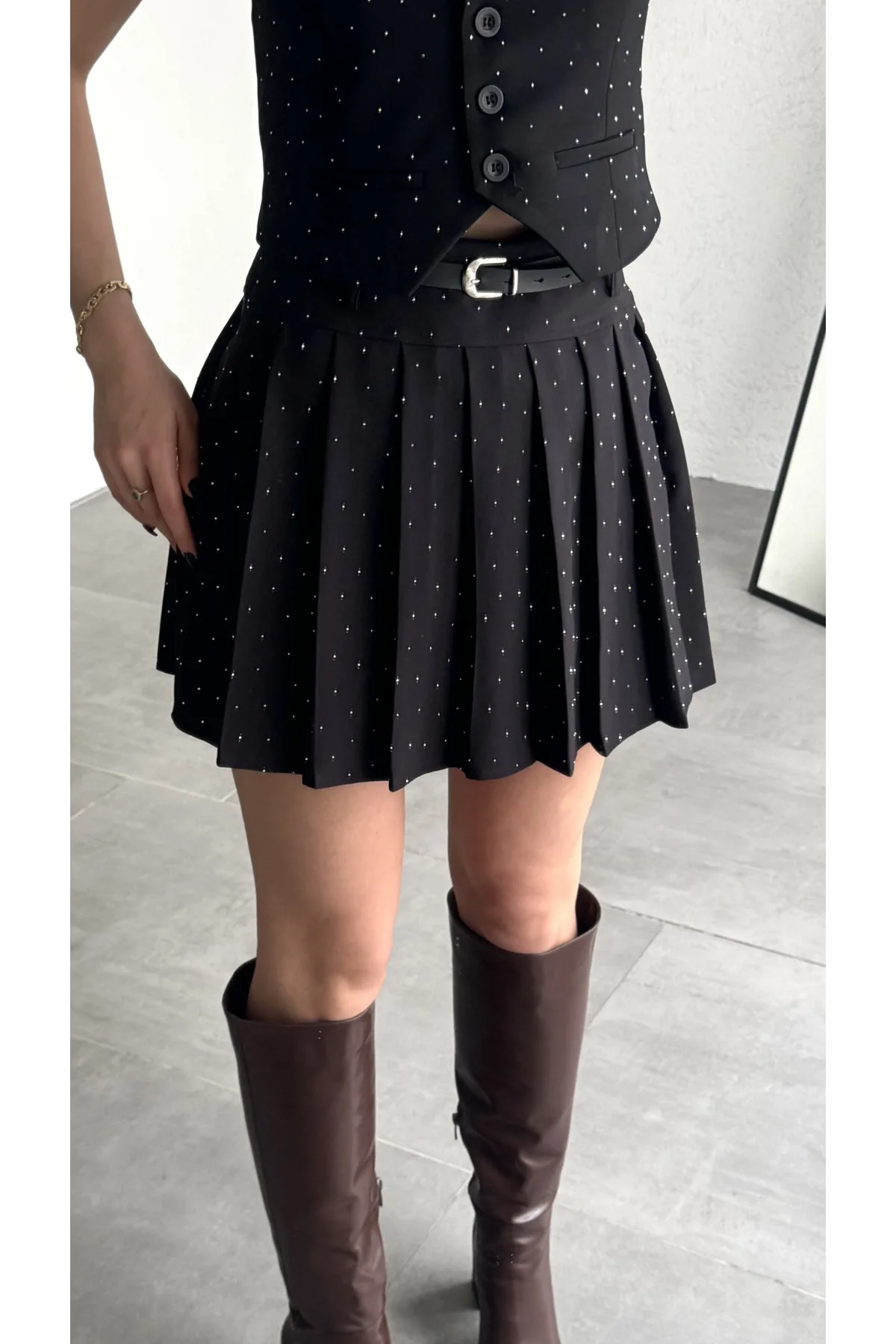 Kadın Siyah Taşlı Pırıltı İç Astar Şortlu Kemerli Pileli Etek