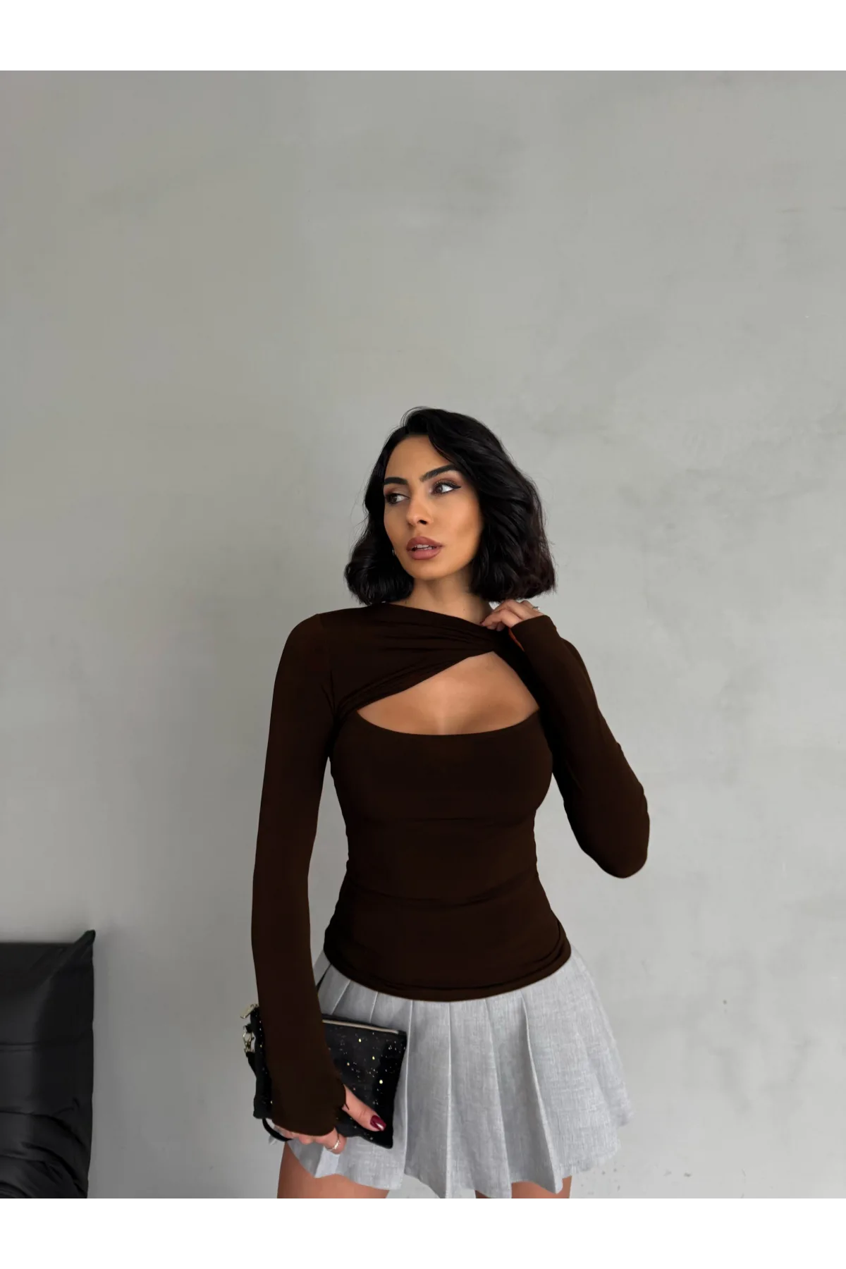 Kahverengi Burgu Detaylı Dekolteli Parmak Geçirmeli Body Bluz