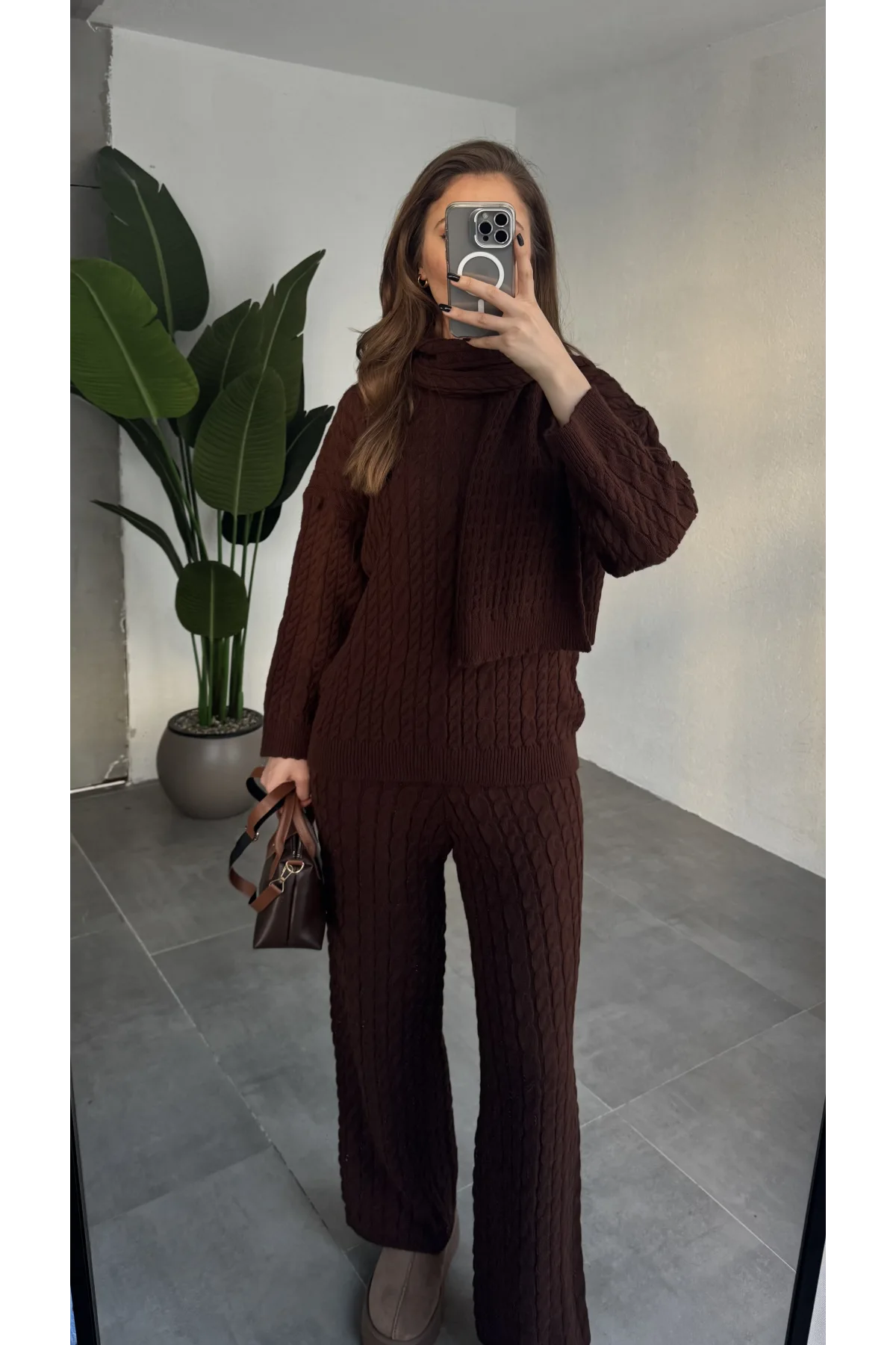 Kahverengi Burgu İşlemeli Şallı Pantolonlu Bisiklet Yaka Kazak Üçlü Triko Takım