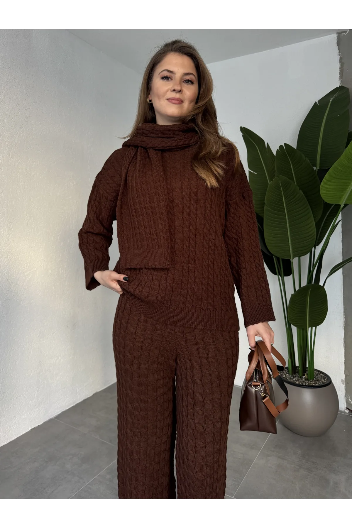 Kahverengi Burgu İşlemeli Şallı Pantolonlu Bisiklet Yaka Kazak Üçlü Triko Takım