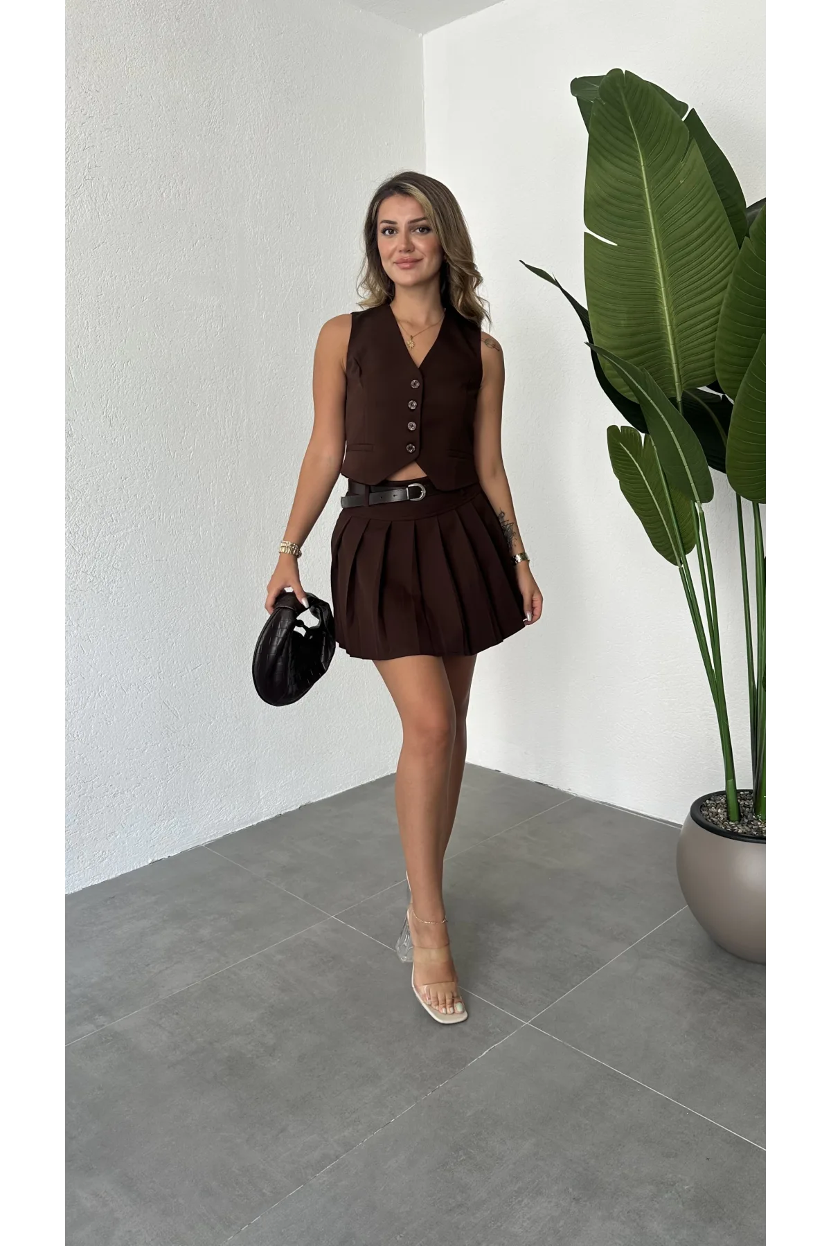 Kahverengi Düğmeli Kolsuz Yelek&Astarlı Mini Şort Etek Alt Üst Takım