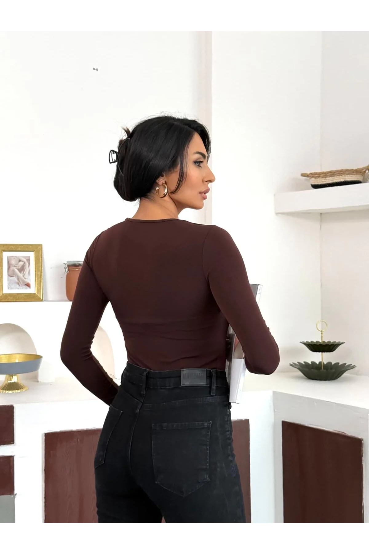 Kahverengi Gold Aksesuarlı Göğüs Dekolteli Uzun Kollu Candy Body Bluz