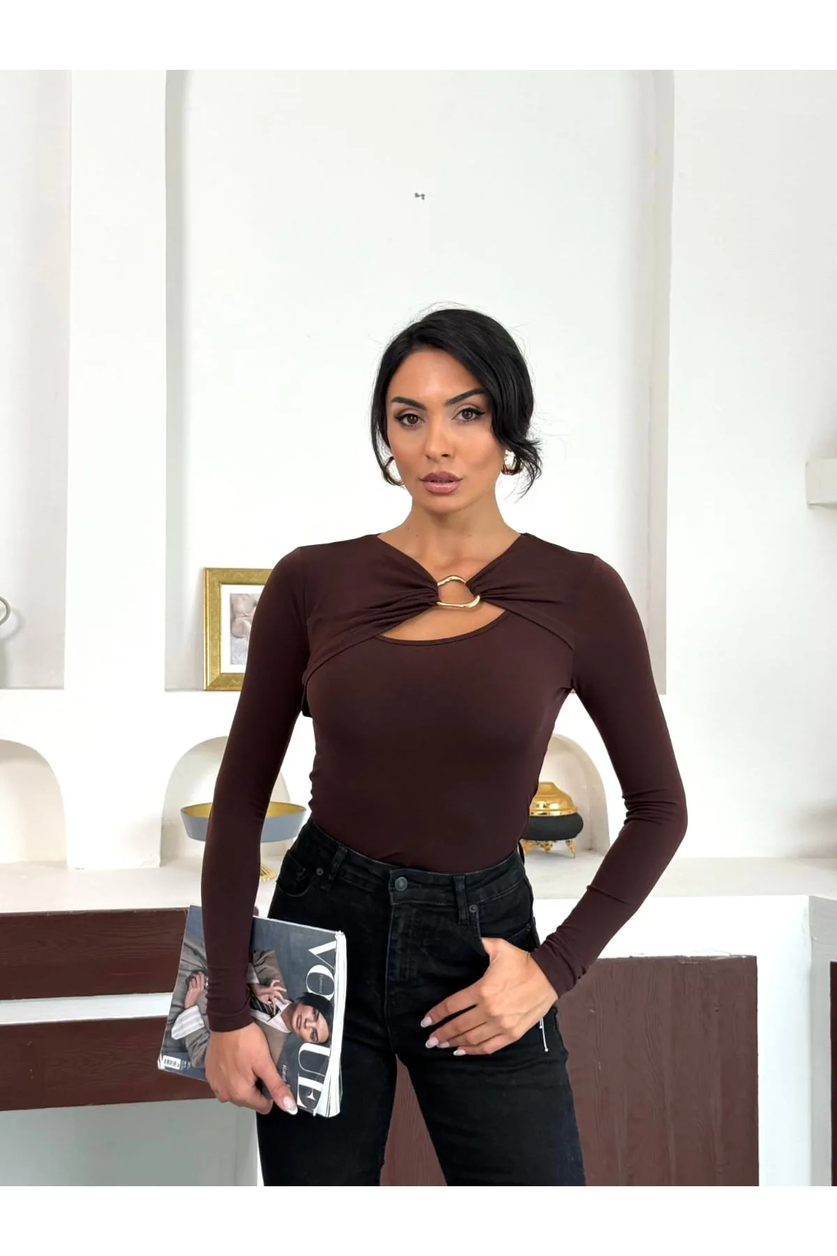 Kahverengi Gold Aksesuarlı Göğüs Dekolteli Uzun Kollu Candy Body Bluz