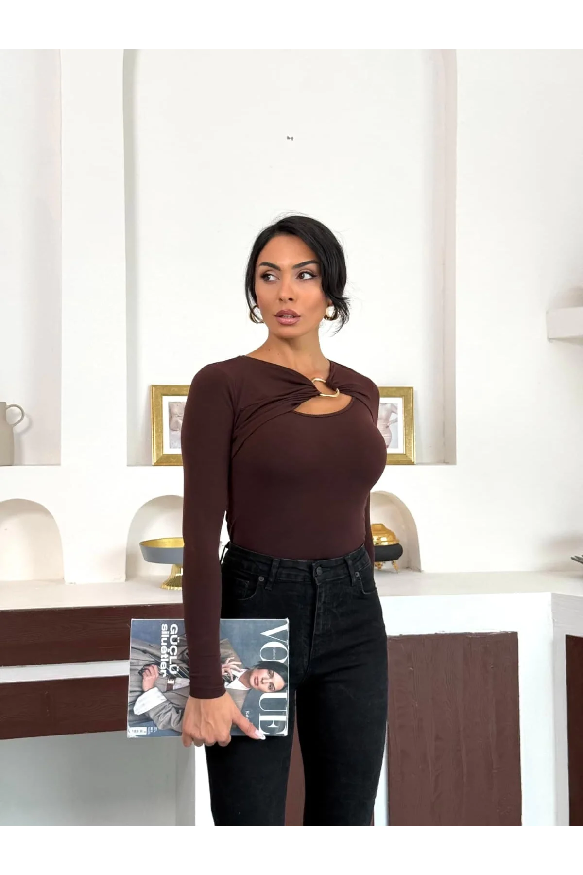 Kahverengi Gold Aksesuarlı Göğüs Dekolteli Uzun Kollu Candy Body Bluz