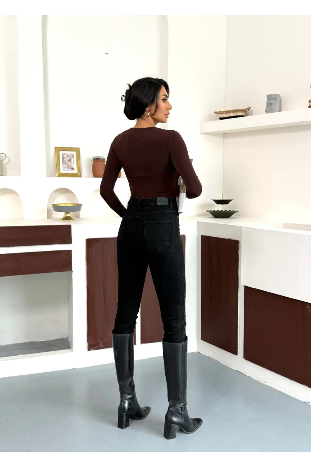 Kahverengi Gold Aksesuarlı Göğüs Dekolteli Uzun Kollu Candy Body Bluz