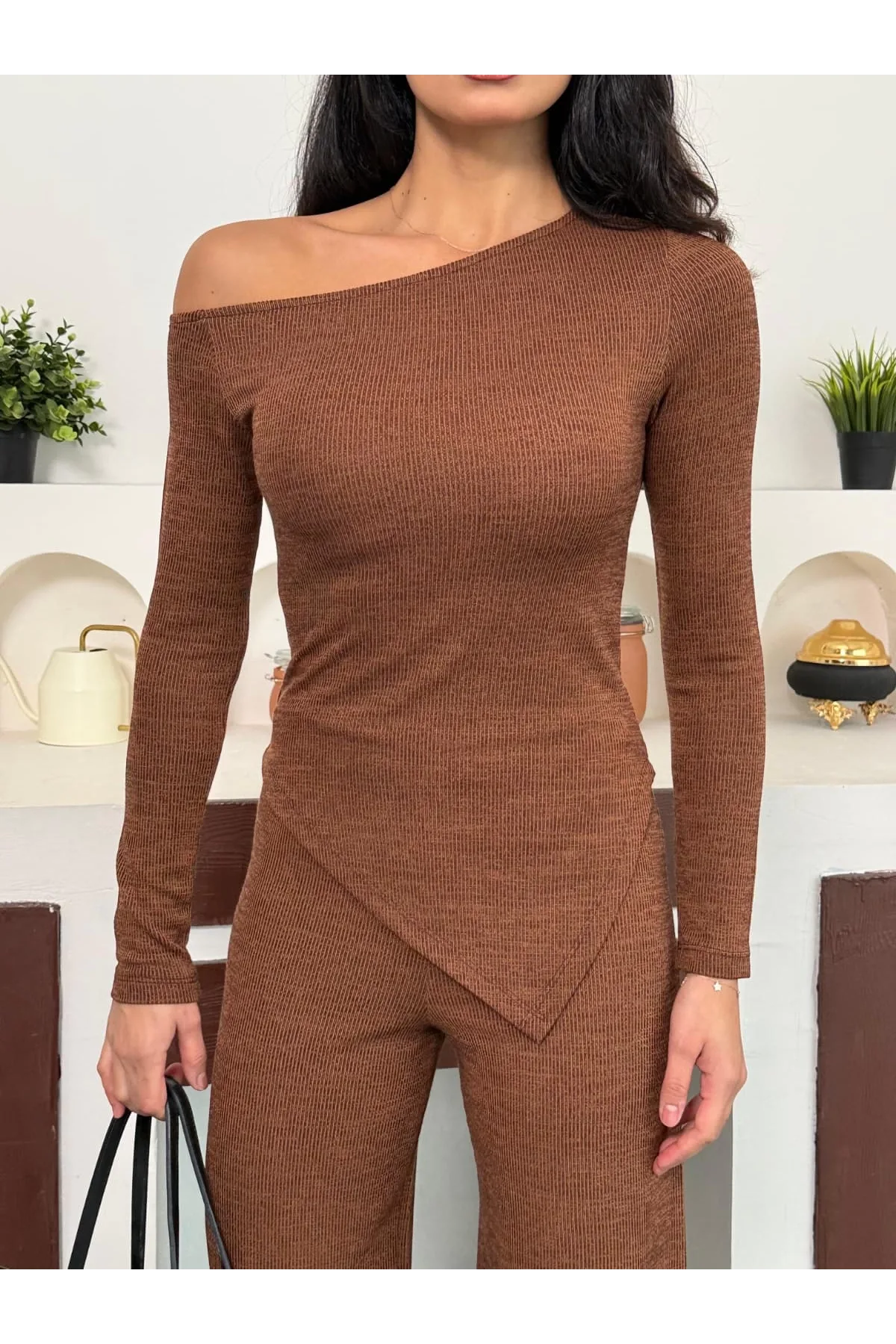 Kahverengi Kayık Yaka Asimetrit Kesim Bluz İspanyol Paça Pantolon İkili Takım