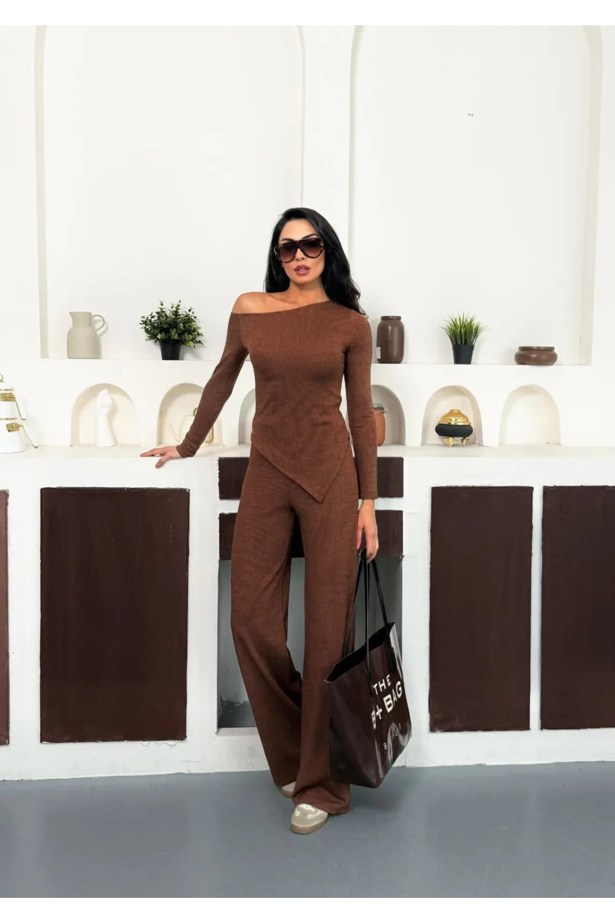 Kahverengi Kayık Yaka Asimetrit Kesim Bluz İspanyol Paça Pantolon İkili Takım