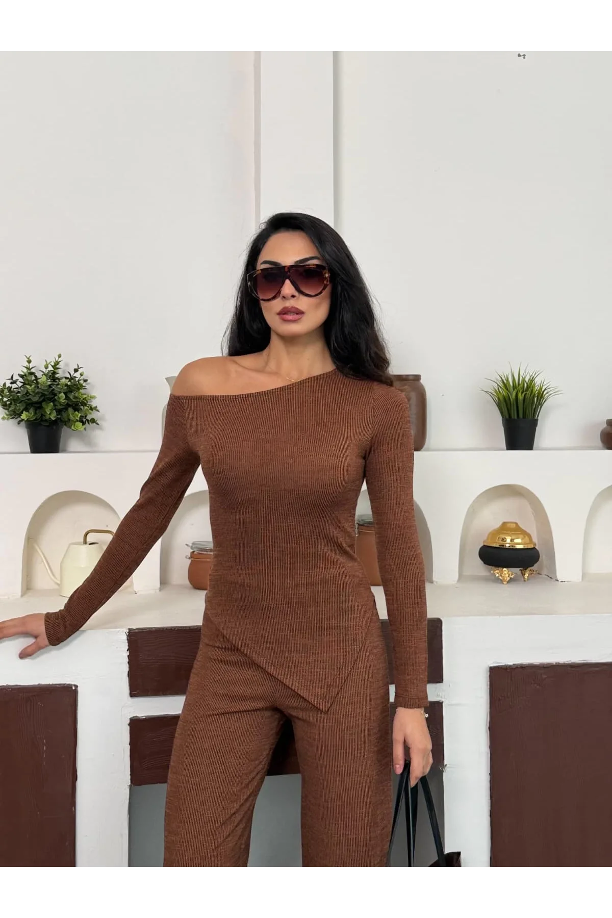 Kahverengi Kayık Yaka Asimetrit Kesim Bluz İspanyol Paça Pantolon İkili Takım
