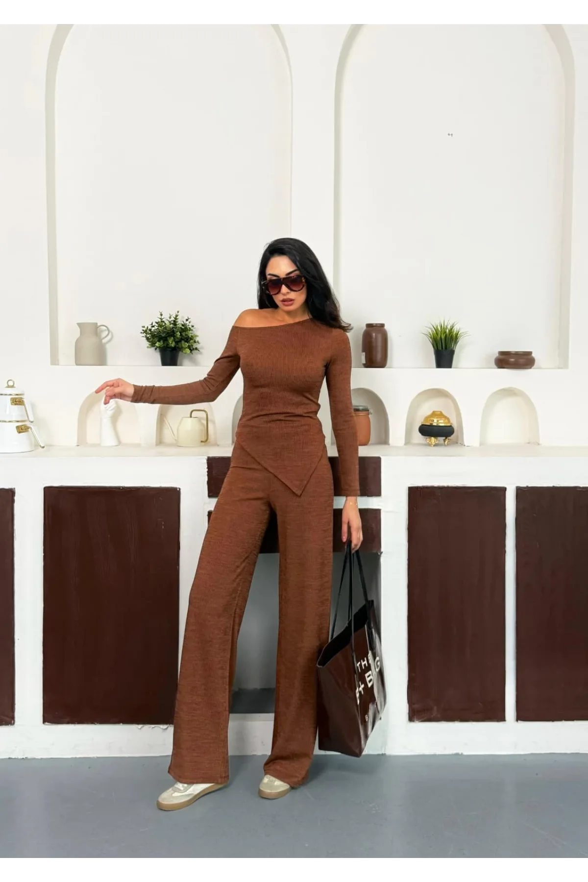Kahverengi Kayık Yaka Asimetrit Kesim Bluz İspanyol Paça Pantolon İkili Takım