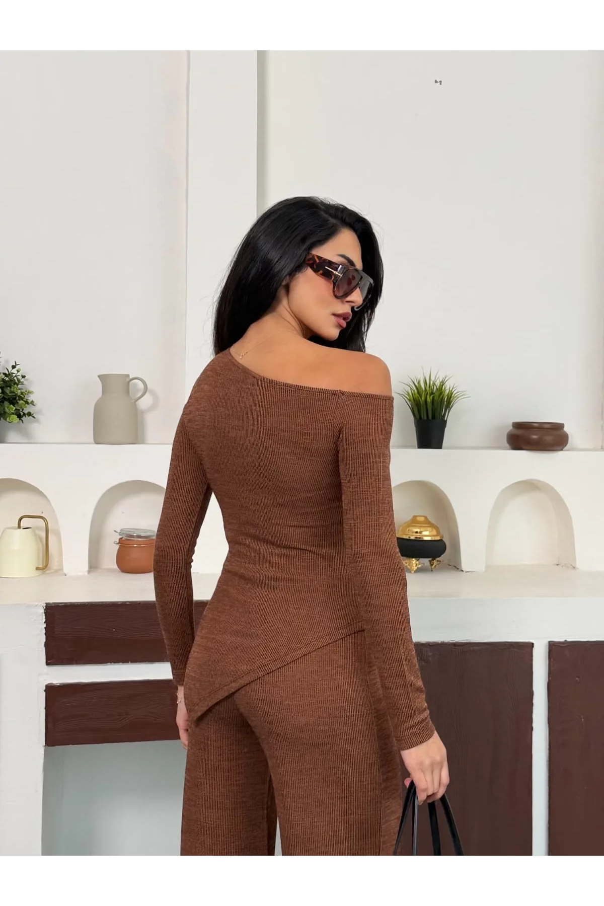 Kahverengi Kayık Yaka Asimetrit Kesim Bluz İspanyol Paça Pantolon İkili Takım